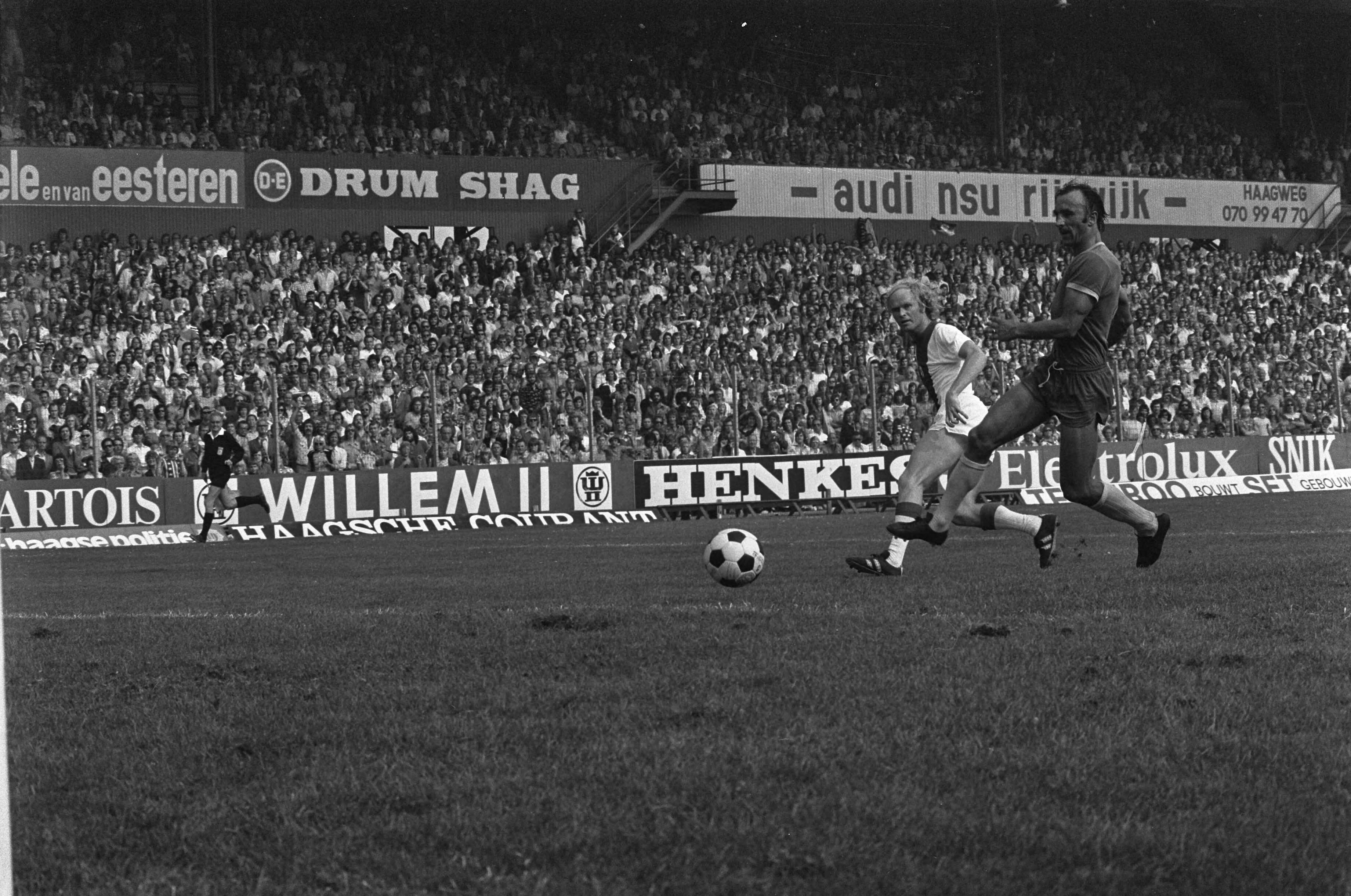 FC Den Haag tegen Ajax; 1-3 — Ajaxied Geels scoort het tweede doelpunt — Foto: Mieremet, Rob / Anefo. Licentie: Set B: Rechtenvrij / Publiek Domein. Bron: Nationaal Archief. http://hdl.handle.net/10648/ac711614-d0b4-102d-bcf8-003048976d84
