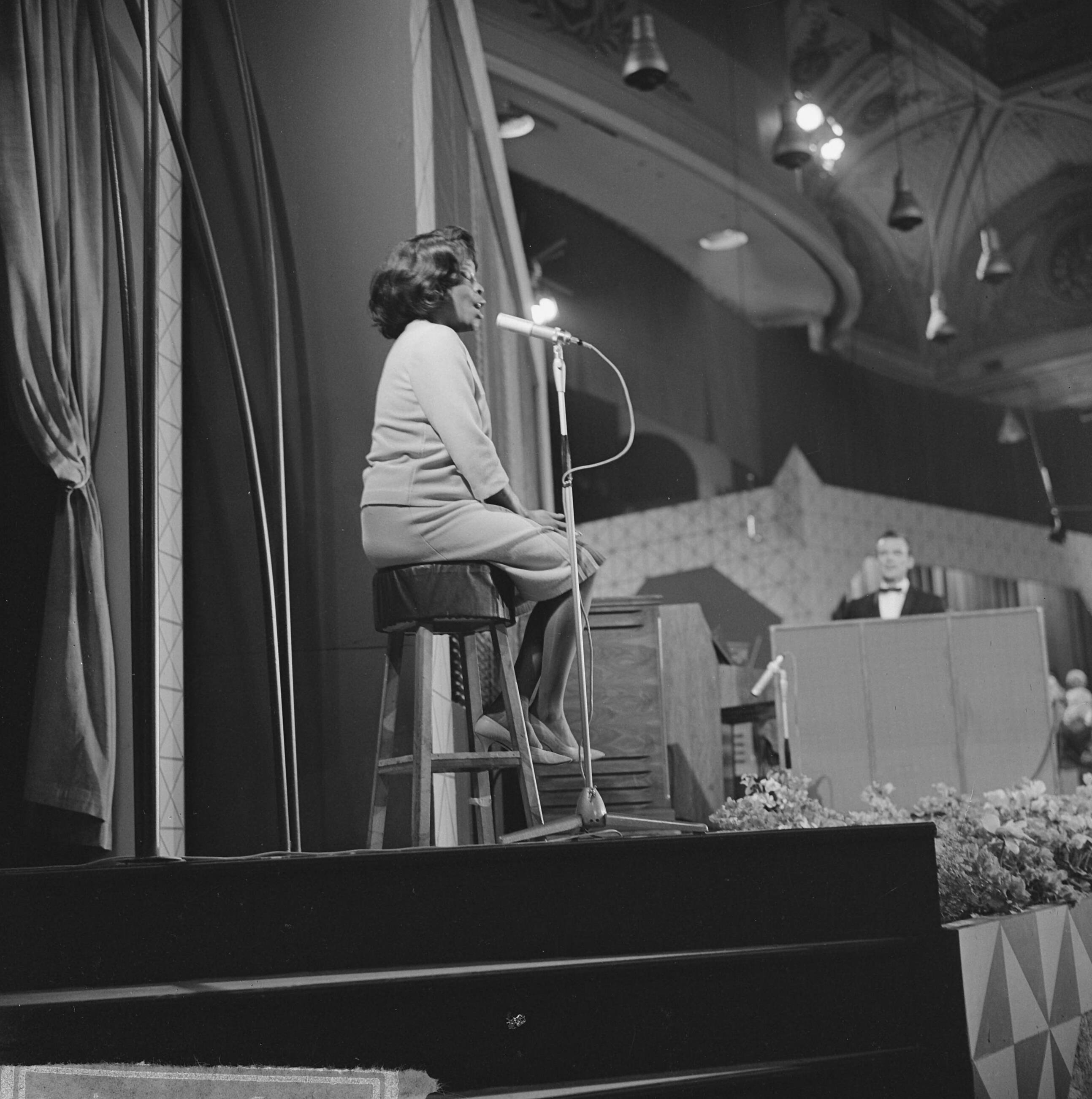 Grand Gala du Disque 1963 — Grand Gala du Disque Populair in het Kurhaus te Scheveningen. Sarah Vaughan — Foto: Koch, Eric / Anefo. Licentie: Set B: Rechtenvrij / Publiek Domein. Bron: Nationaal Archief. http://hdl.handle.net/10648/aa497836-d0b4-102d-bcf8-003048976d84