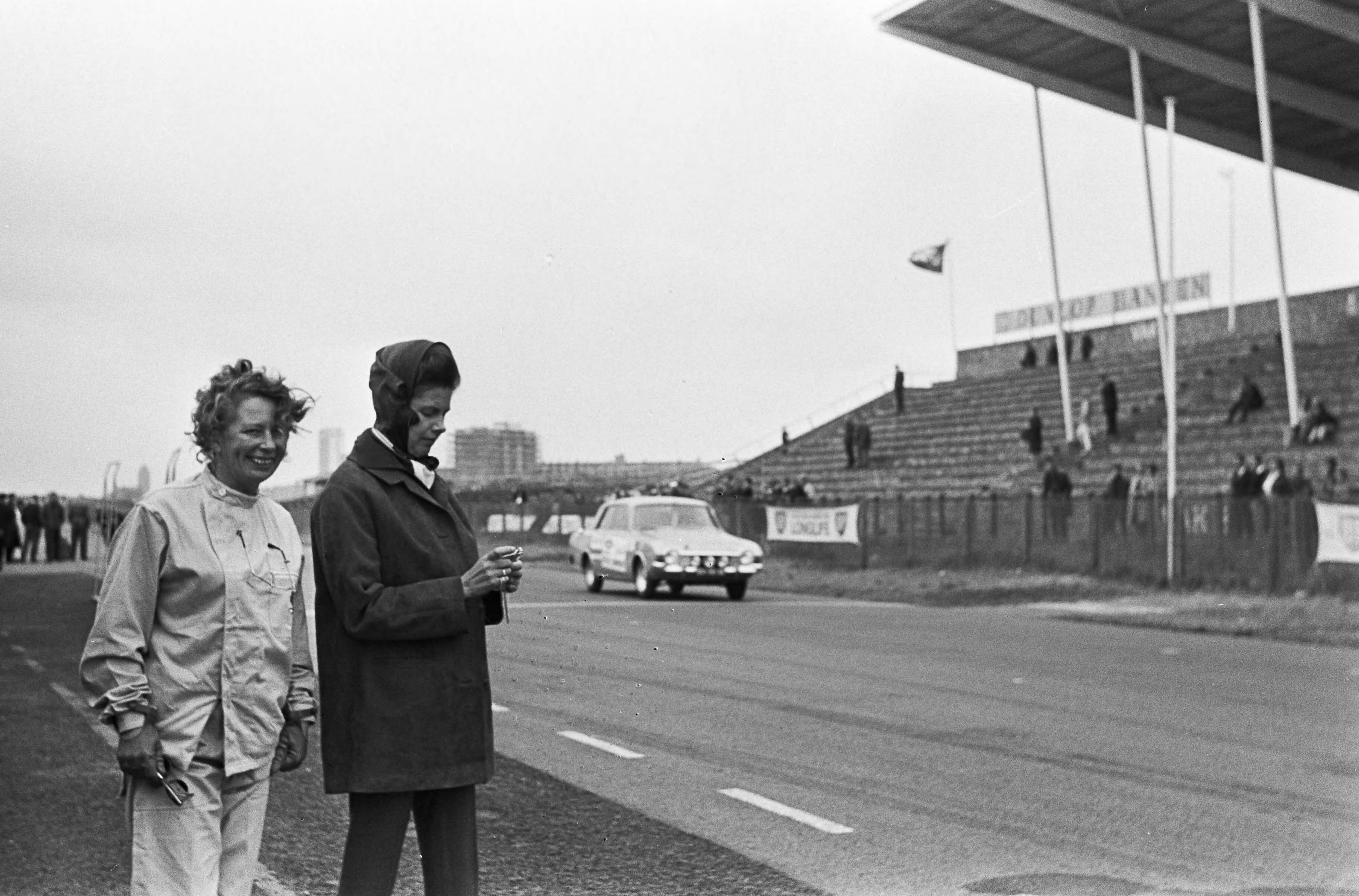 Fotocollectie Anefo — 24-uurs rit op circuit van Zandvoort, Ann Vader (links) en Ina van Kooten nemen de tijd op tijdens de rit van Mabel 't Hooft — Foto: Evers, Joost / Anefo. Licentie: Set B: Rechtenvrij / Publiek Domein. Bron: Nationaal Archief. http://hdl.handle.net/10648/aab23358-d0b4-102d-bcf8-003048976d84