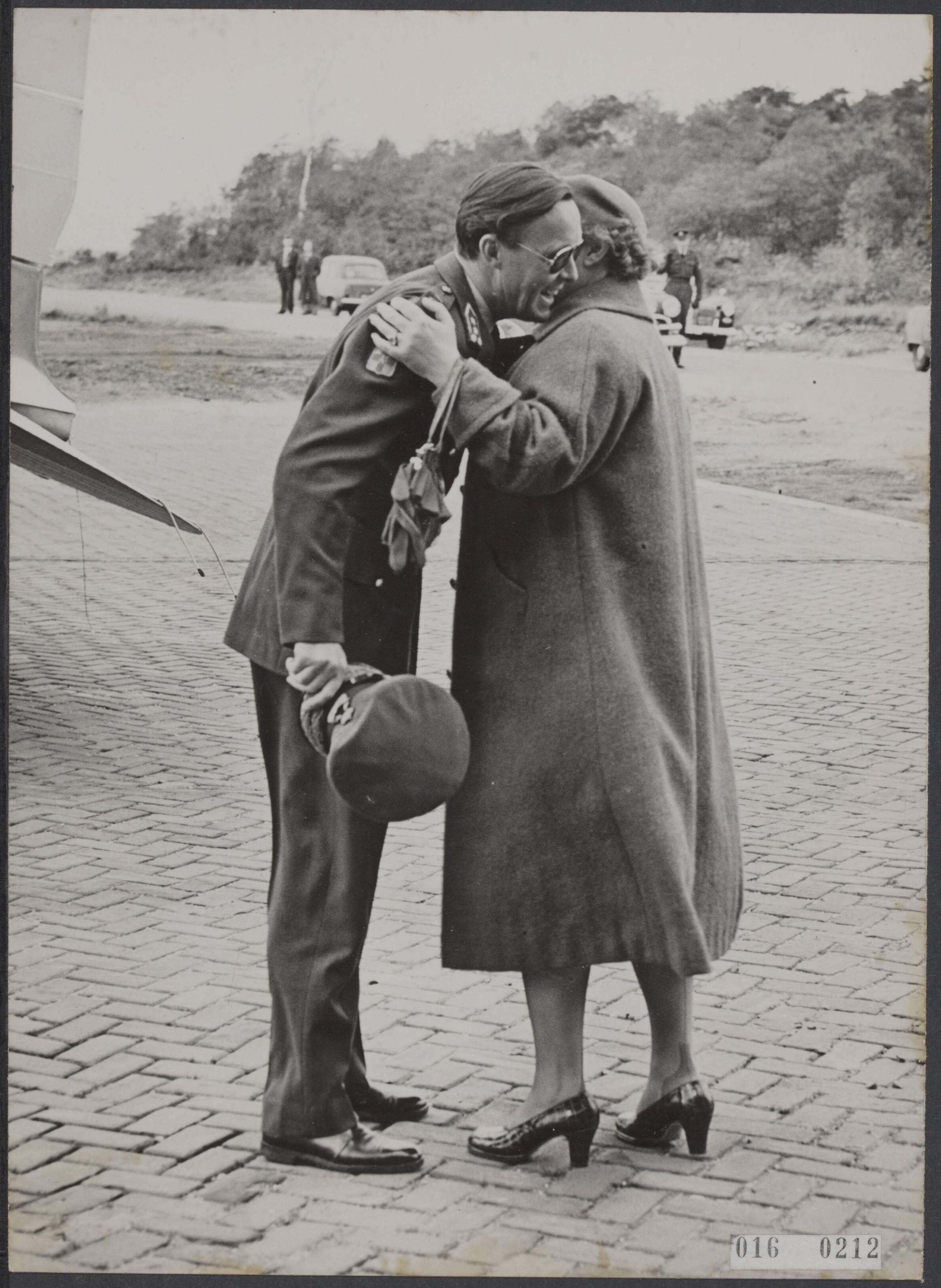Fotocollectie Elsevier Binnenland — Prins Bernhard is van zijn bezoek aan Zuid-Afrika op vliegveld Soesterberg teruggekeerd. Hij werd begroet door koningin Juliana — Foto: Fotograaf Onbekend / Anefo. Licentie: Set B: Rechtenvrij / Publiek Domein. Bron: Nationaal Archief. http://hdl.handle.net/10648/adb8b0fe-d0b4-102d-bcf8-003048976d84
