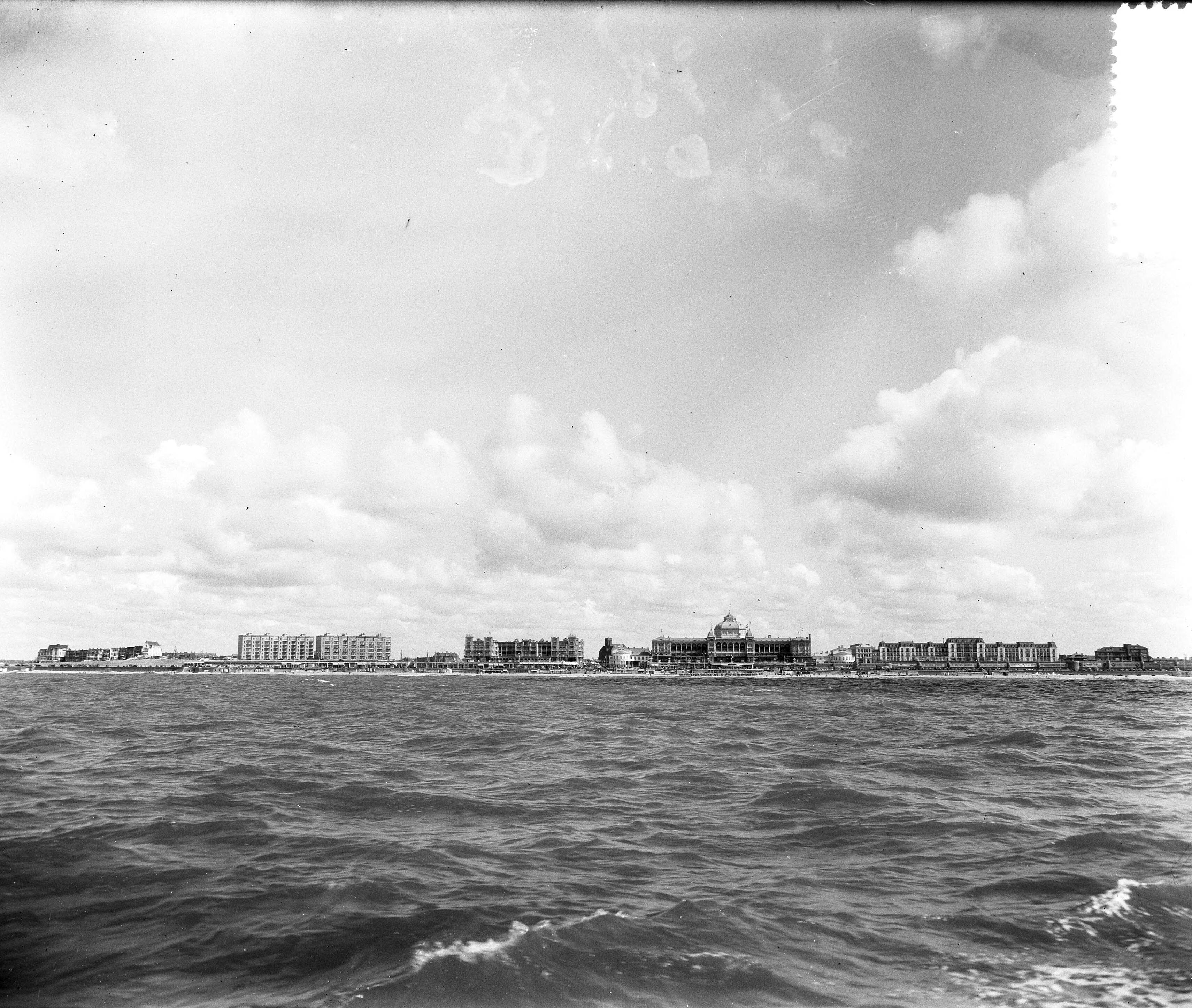 Fotocollectie Anefo — Vlaggetjesdag Scheveningen, vlootrevue en optocht — Foto: Rossem, Wim van / Anefo. Licentie: Set B: Rechtenvrij / Publiek Domein. Bron: Nationaal Archief. http://hdl.handle.net/10648/a935bc52-d0b4-102d-bcf8-003048976d84