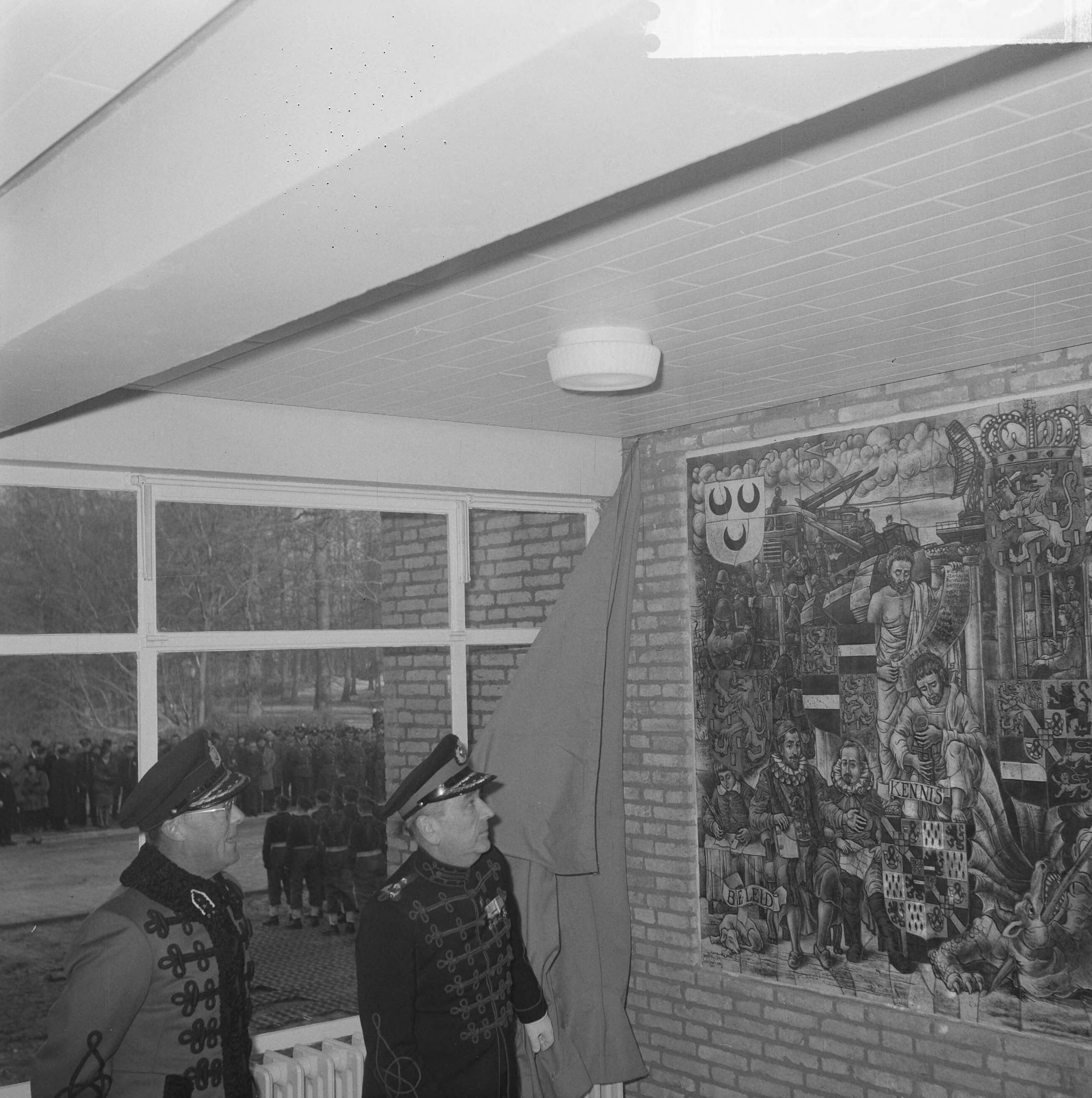 Fotocollectie Anefo — Prins Bernhard opende Prins Bernhardpaviljoen op de KMA te Breda. De prins en de gouverneur van de KMA, generaal-majoor W.C.H. van Reede bij de onthulling van het door de Limburgse kunstenaar Joep Nicolas vervaardigde opalinepaneel, geschonken door de burgemeester van Breda — Foto: Nijs, Jac. de / Anefo. Licentie: Set B: Rechtenvrij / Publiek Domein. Bron: Nationaal Archief. http://hdl.handle.net/10648/aa563422-d0b4-102d-bcf8-003048976d84