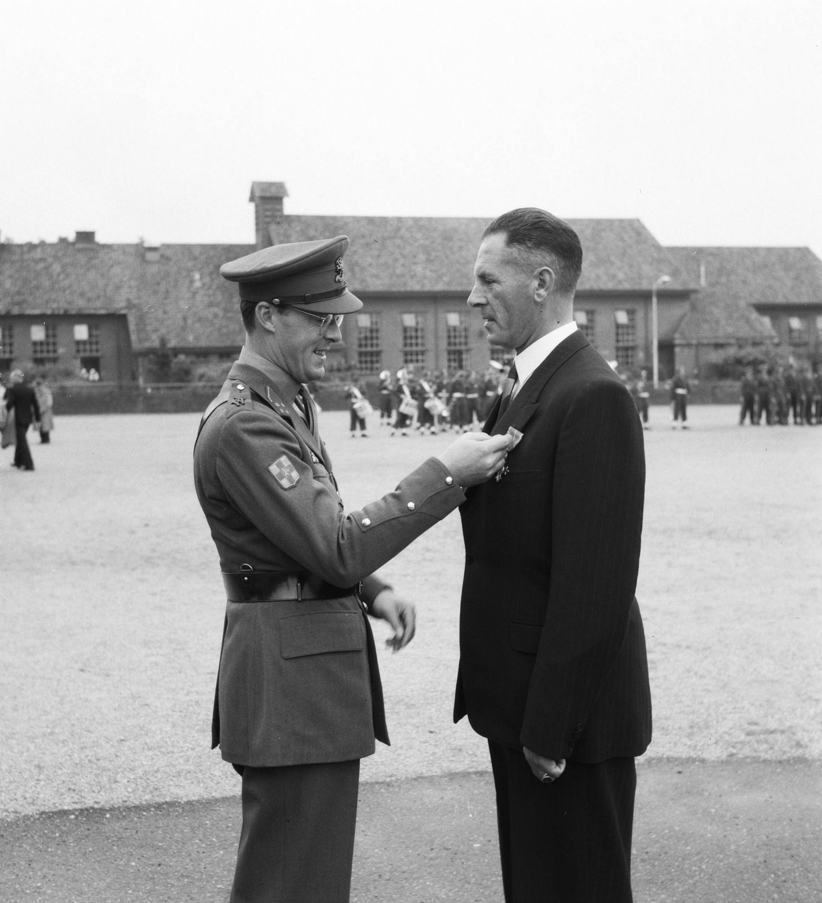 Fotocollectie Anefo — F.J. Klijzing. ontvangt van prins Bernhard de versierselen behorend bij het Kruis van Verdienste — Foto: Noske, J.D. / Anefo. Licentie: Set B: Rechtenvrij / Publiek Domein. Bron: Nationaal Archief. http://hdl.handle.net/10648/a8dc8268-d0b4-102d-bcf8-003048976d84
