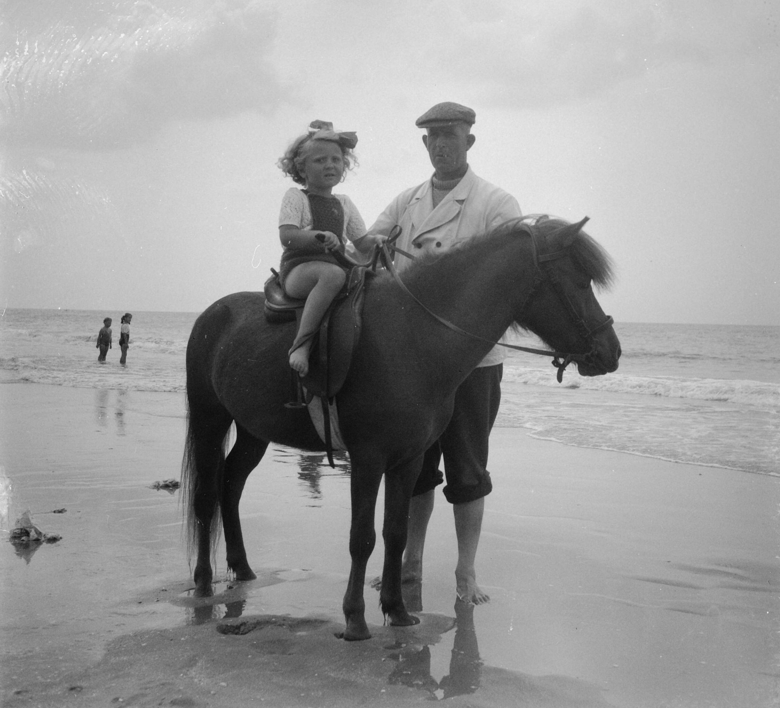 Badseizoen Zandvoort. Dames — Badseizoen Zandvoort. Meisje op pony — Foto: Pot, Harry / Anefo. Licentie: Set B: Rechtenvrij / Publiek Domein. Bron: Nationaal Archief. http://hdl.handle.net/10648/a8dbbdba-d0b4-102d-bcf8-003048976d84