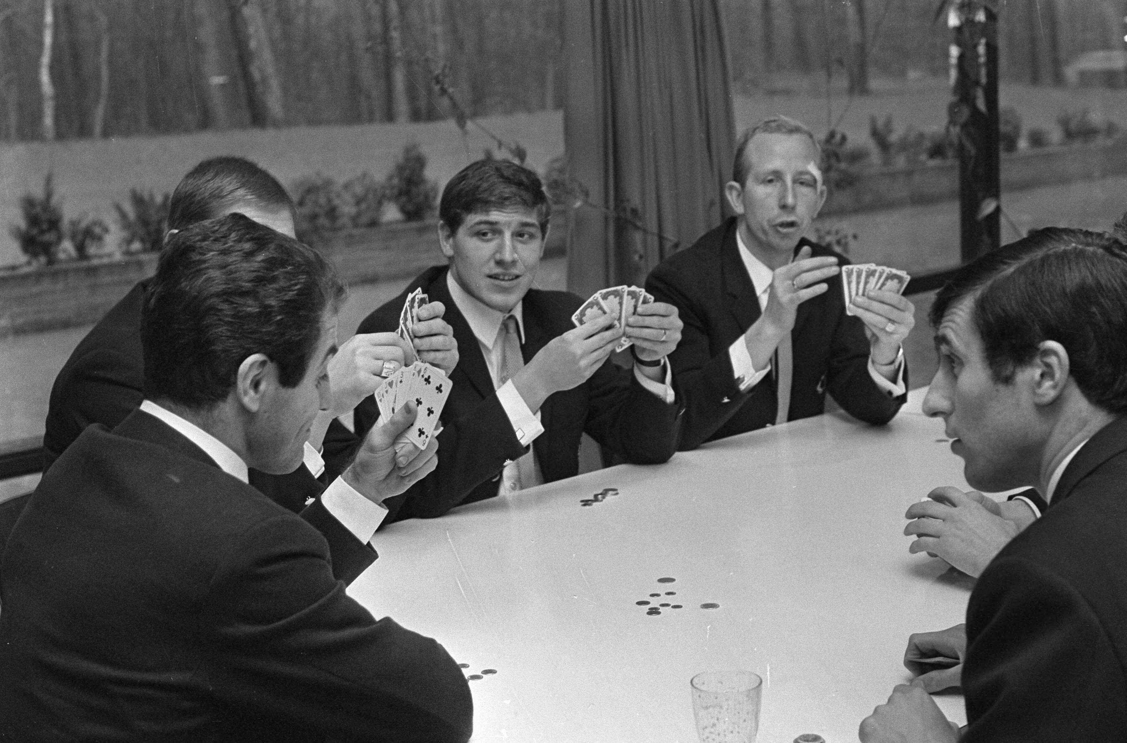 Fotocollectie Anefo — Ajax in KNVB-centrum te Zeist, v.l.n.r. Muller, Duivenbode Groot en Swarts spelen kaart — Foto: Kroon, Ron / Anefo. Licentie: Set B: Rechtenvrij / Publiek Domein. Bron: Nationaal Archief. http://hdl.handle.net/10648/ab07ba76-d0b4-102d-bcf8-003048976d84