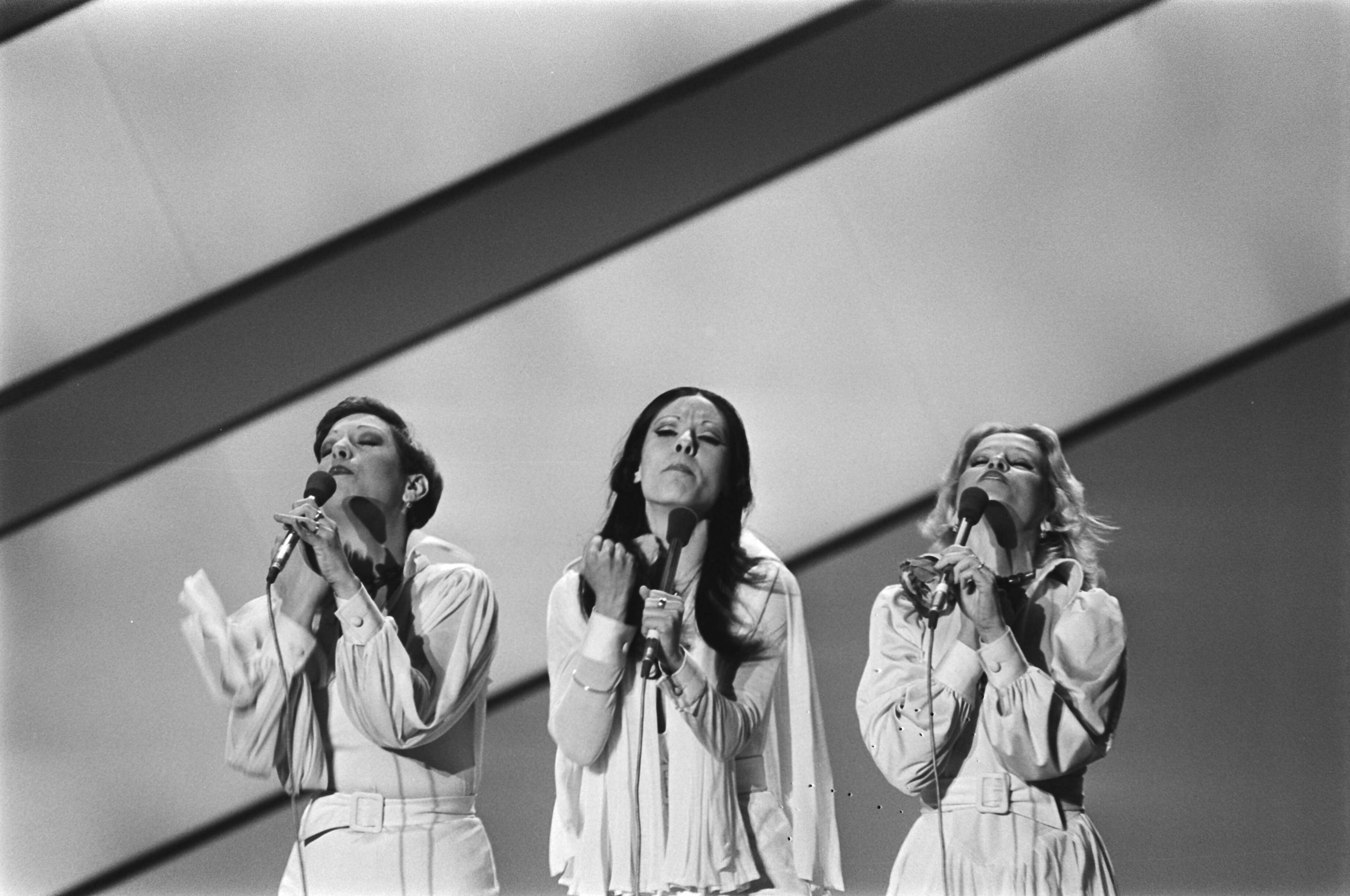 Fotocollectie Anefo — Eurovisie Songfestival 76 Den Haag ; The Chocolate Girls (Israel) — Foto: Mieremet, Rob / Anefo. Licentie: Set B: Rechtenvrij / Publiek Domein. Bron: Nationaal Archief. http://hdl.handle.net/10648/ac80b4de-d0b4-102d-bcf8-003048976d84