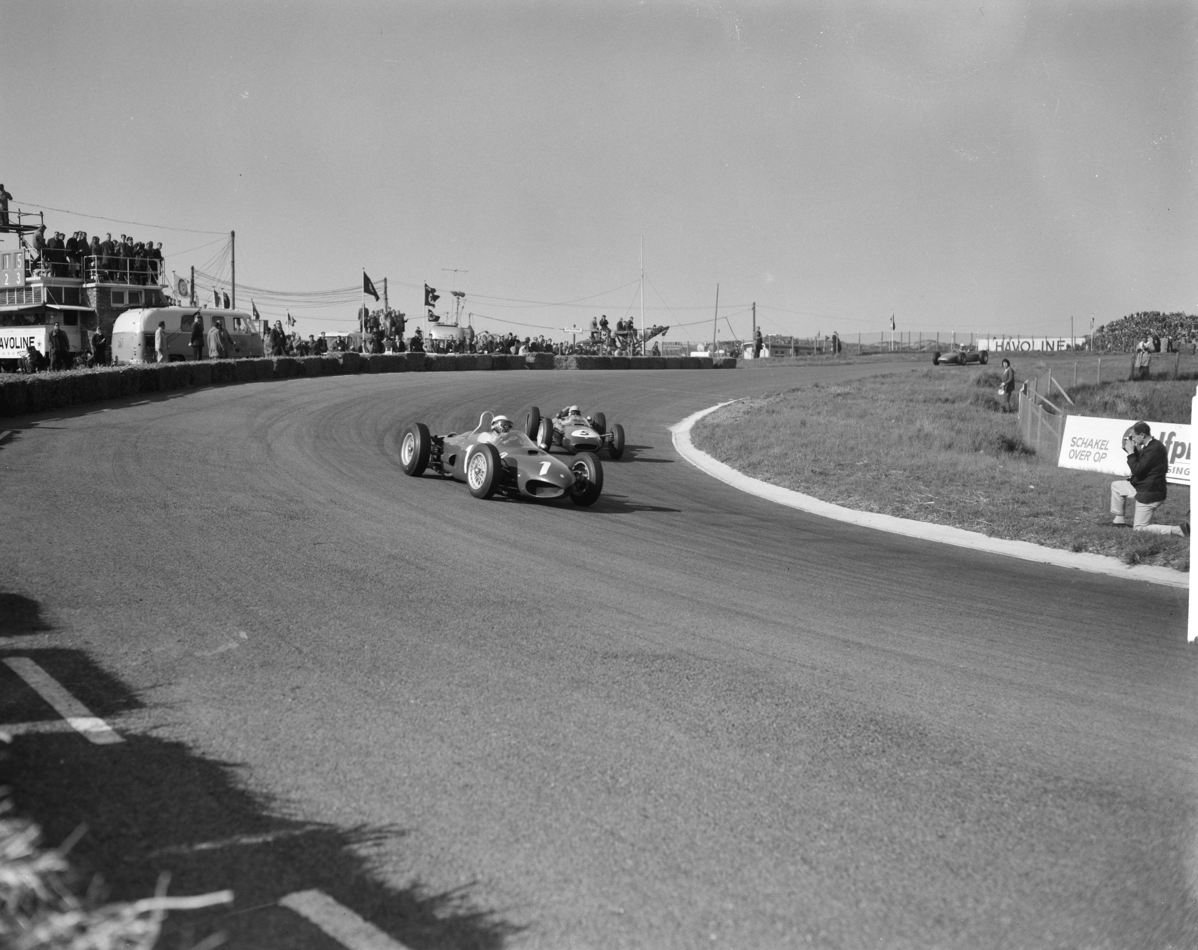 Grand Prix Zandvoort 1962 — Grand Prix van Zandvoort. Phil Hill (1, Ferrari) en Trevor Taylor (5, Lotus-Climax) — Foto: Bilsen, Joop van / Anefo. Licentie: Set B: Rechtenvrij / Publiek Domein. Bron: Nationaal Archief. http://hdl.handle.net/10648/aa092f38-d0b4-102d-bcf8-003048976d84