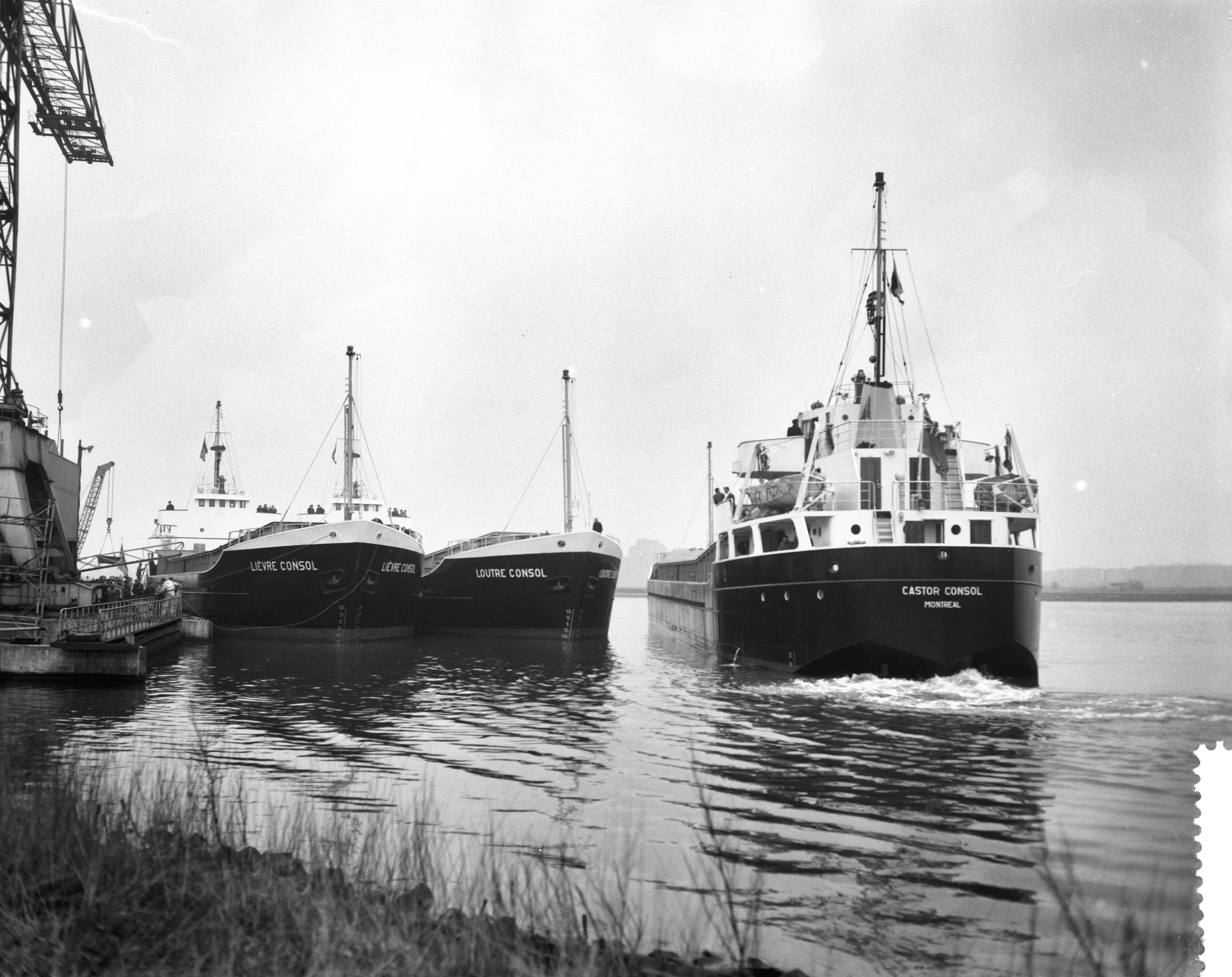 Fotocollectie Anefo — Overdracht schepen bij de Zaanlandse Scheepsbouw Mij — Foto: Bilsen, Joop van / Anefo. Licentie: Set B: Rechtenvrij / Publiek Domein. Bron: Nationaal Archief. http://hdl.handle.net/10648/a9ab76fe-d0b4-102d-bcf8-003048976d84