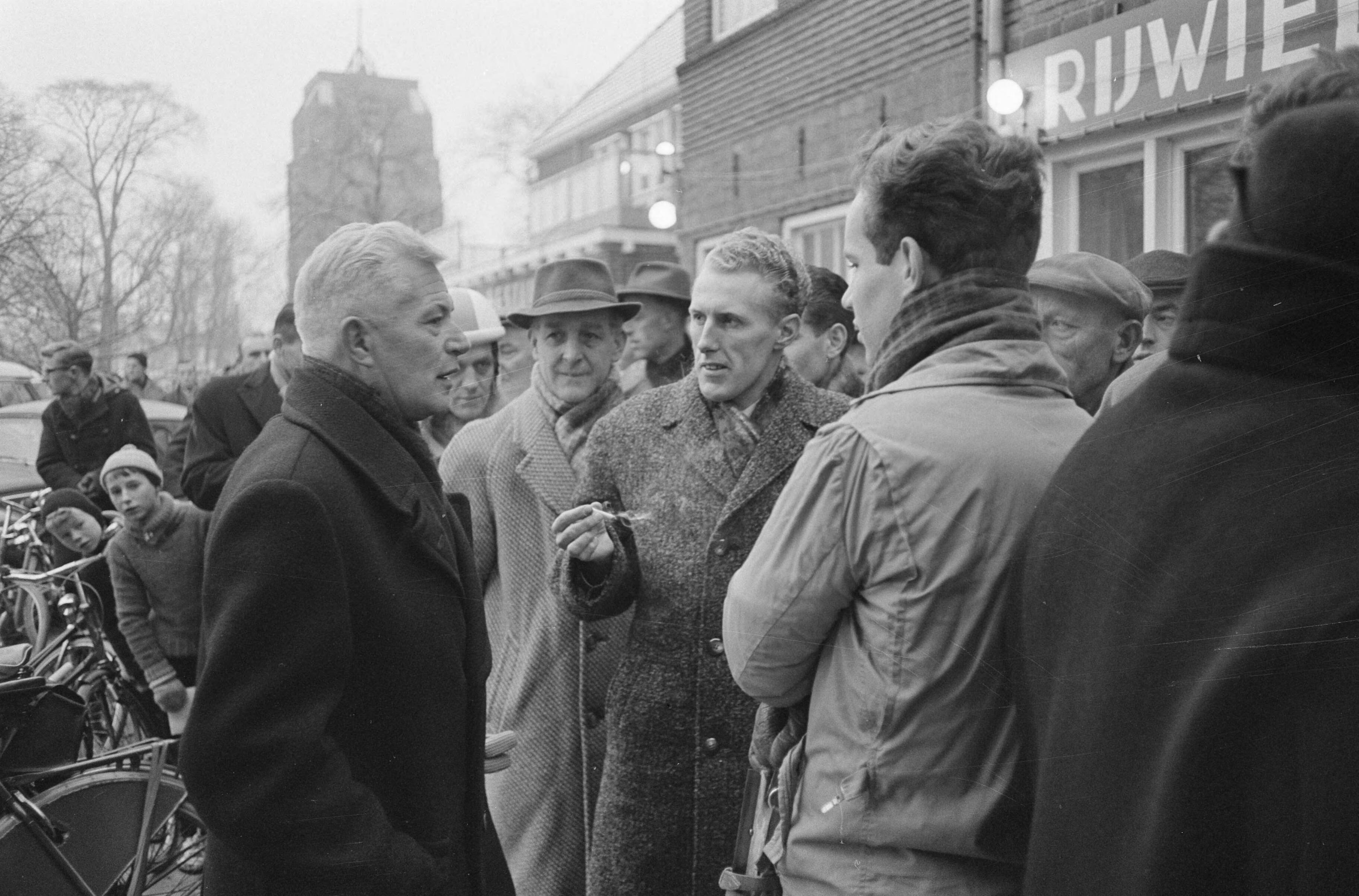 Fotocollectie Anefo — Aanmelden in Hotel De Groene Weide te Leeuwarden voor de Efstedentocht. Wedstrijdleider J.D. de Jong deelt het afgelasten mee — Foto: Pot, Harry / Anefo. Licentie: Set B: Rechtenvrij / Publiek Domein. Bron: Nationaal Archief. http://hdl.handle.net/10648/a9f27216-d0b4-102d-bcf8-003048976d84