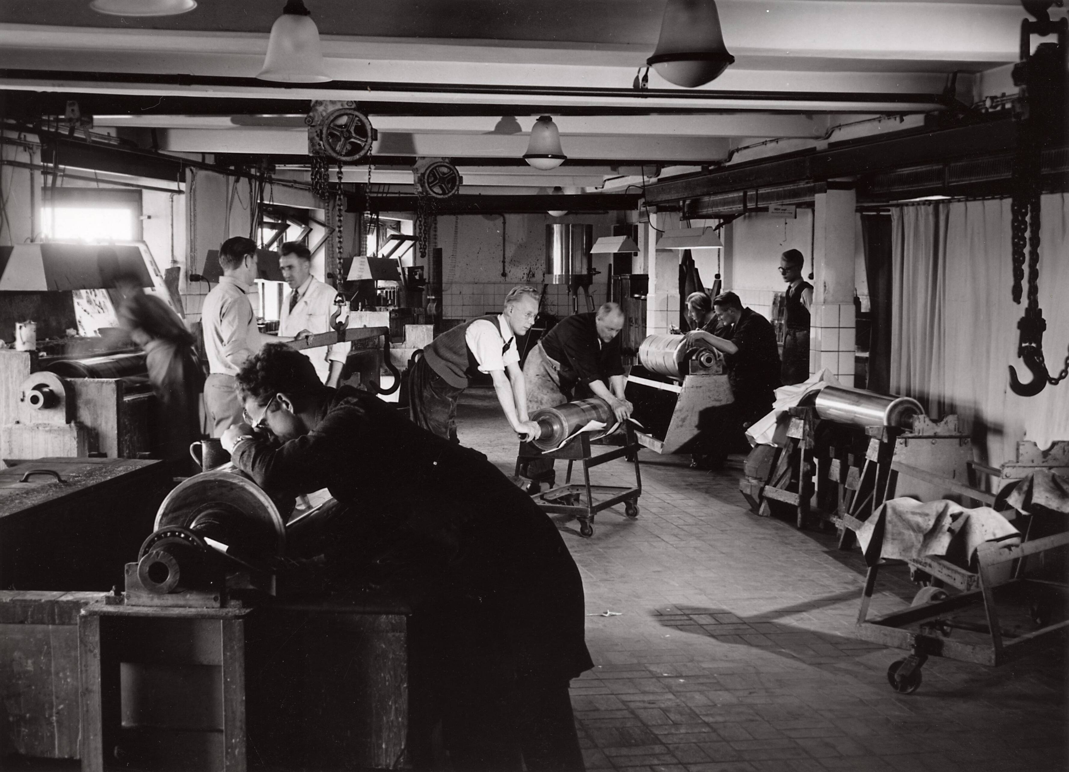 Collectie nader te bepalen — [Serie: Bedrijfsvoering Spaarnestad] [interieur van een werkplaats met rotatiepersen] — Foto: Fotograaf Onbekend / Fotobureau onbekend / Spaarnestad Photo (05887). Licentie: Set B: Rechtenvrij / Publiek Domein. Bron: Nationaal Archief. http://hdl.handle.net/10648/35429da6-426c-a382-e063-6df0900a6686