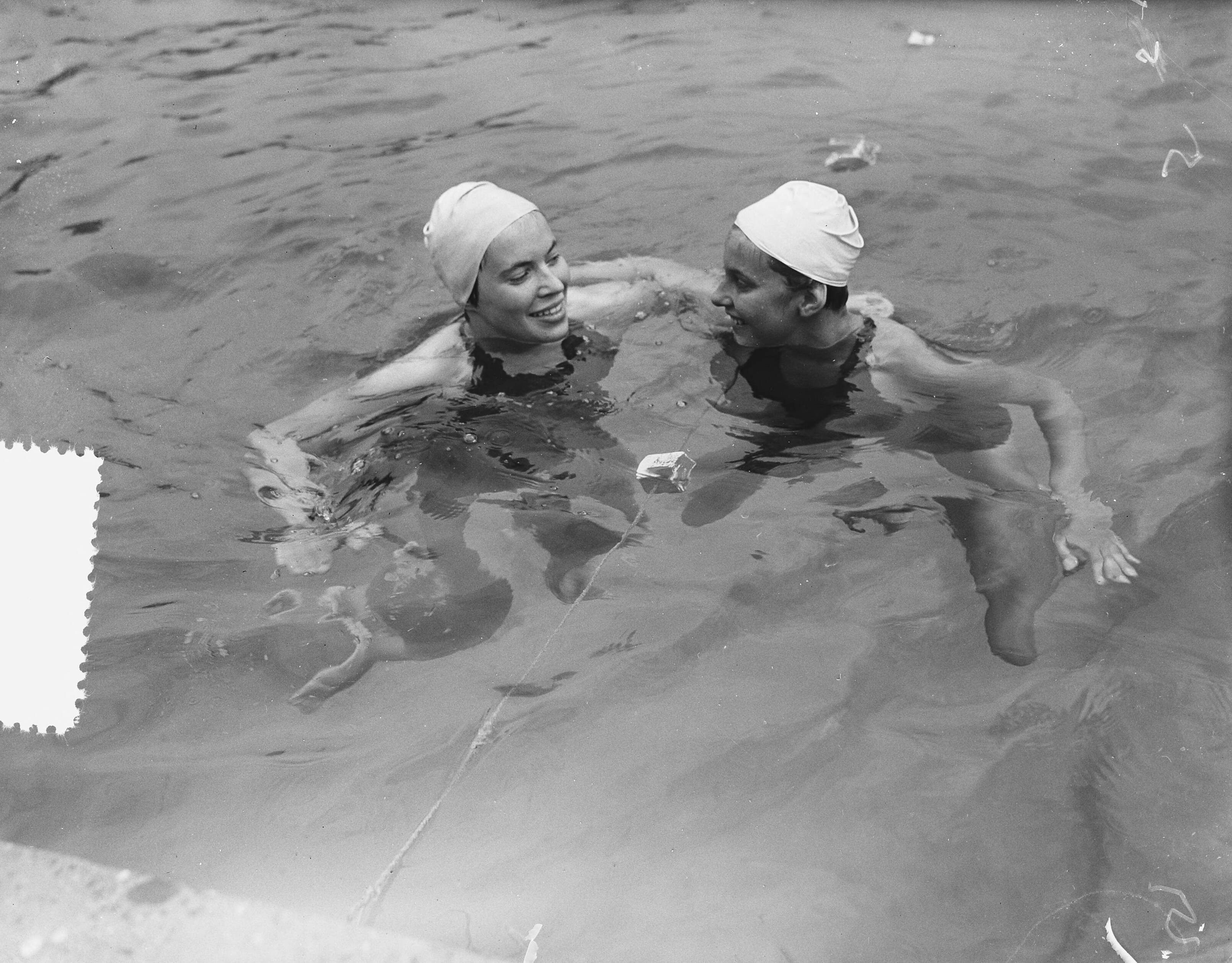 Fotocollectie Anefo — Nederlandse kampioenschappen zwemmen te Groningen, 100 m vrije slag dames. Winnares Hetty Balkenende (links) en Cocky Gastelaars (3e) — Foto: Bilsen, Joop van / Anefo. Licentie: Set B: Rechtenvrij / Publiek Domein. Bron: Nationaal Archief. http://hdl.handle.net/10648/a93942aa-d0b4-102d-bcf8-003048976d84