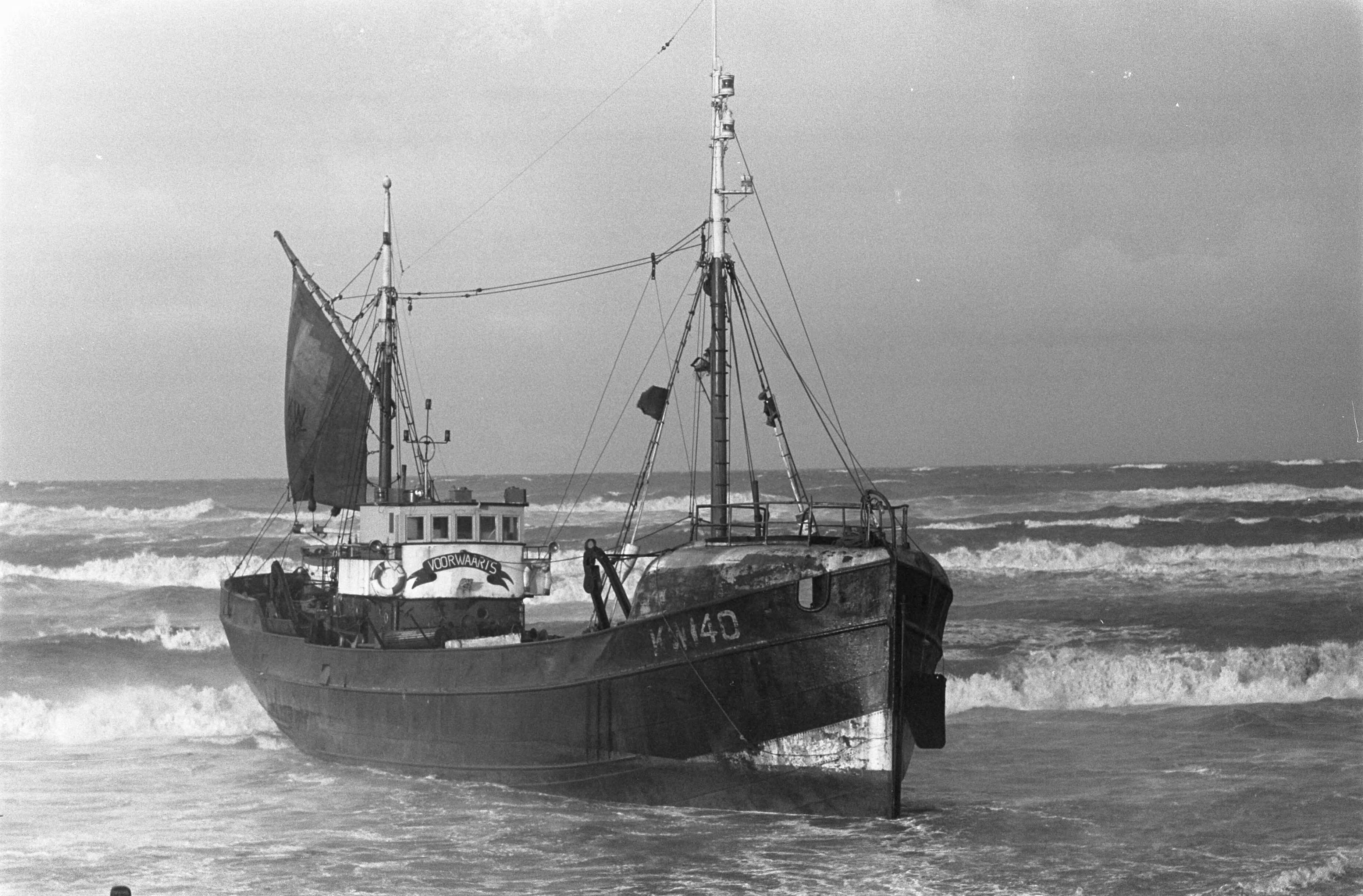 Fotocollectie Anefo — Logger "Voorwaarts" KW 140, tussen Castricum en Egmond aan Zee gestrand — Foto: Pot, Harry / Anefo. Licentie: Set B: Rechtenvrij / Publiek Domein. Bron: Nationaal Archief. http://hdl.handle.net/10648/aa1f266c-d0b4-102d-bcf8-003048976d84