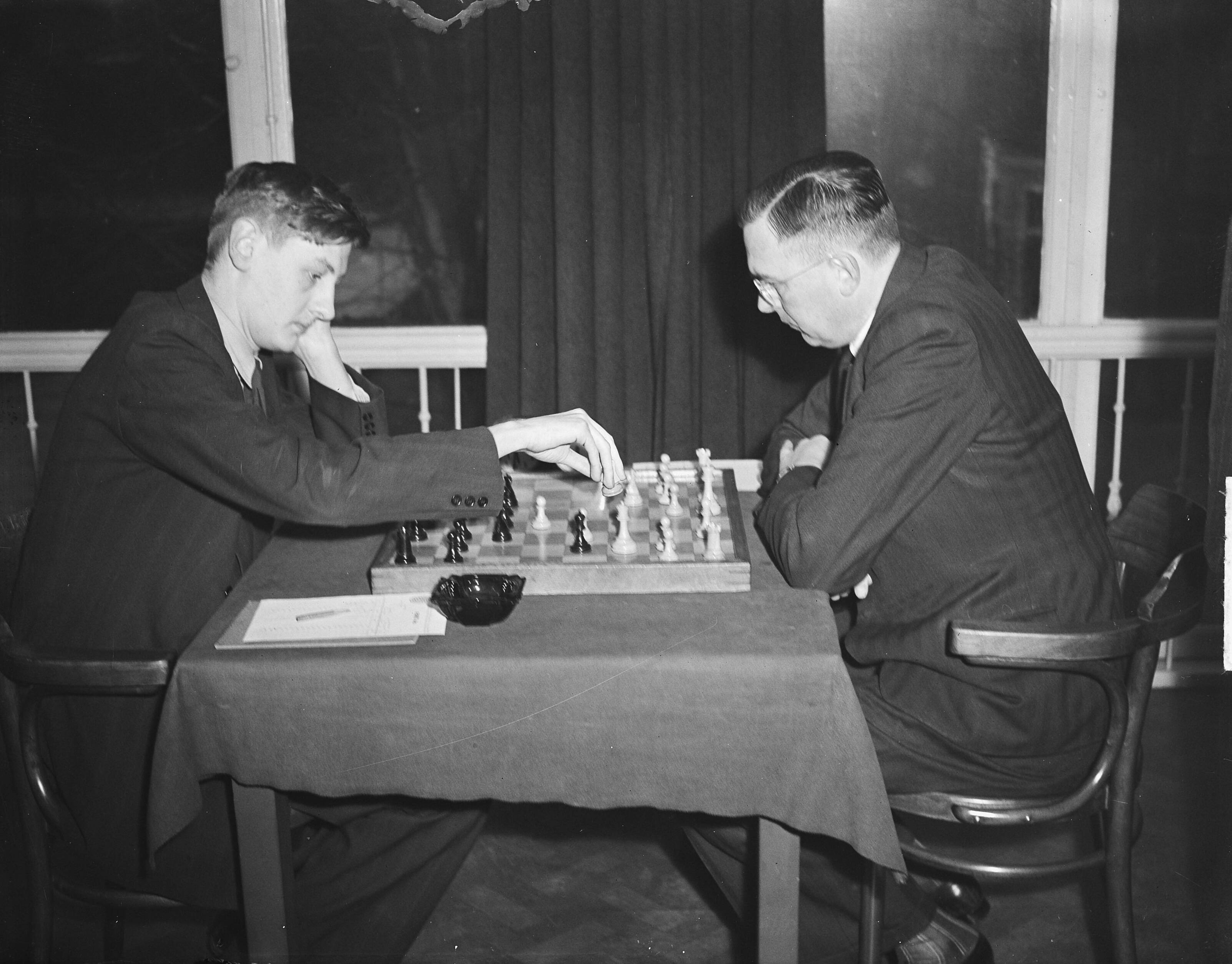 Fotocollectie Anefo — Schaakpartij tussen Max Euwe en Jan Hein Donner (links) in Den Haag — Foto: Noske, J.D. / Anefo. Licentie: Set B: Rechtenvrij / Publiek Domein. Bron: Nationaal Archief. http://hdl.handle.net/10648/a8d49de6-d0b4-102d-bcf8-003048976d84
