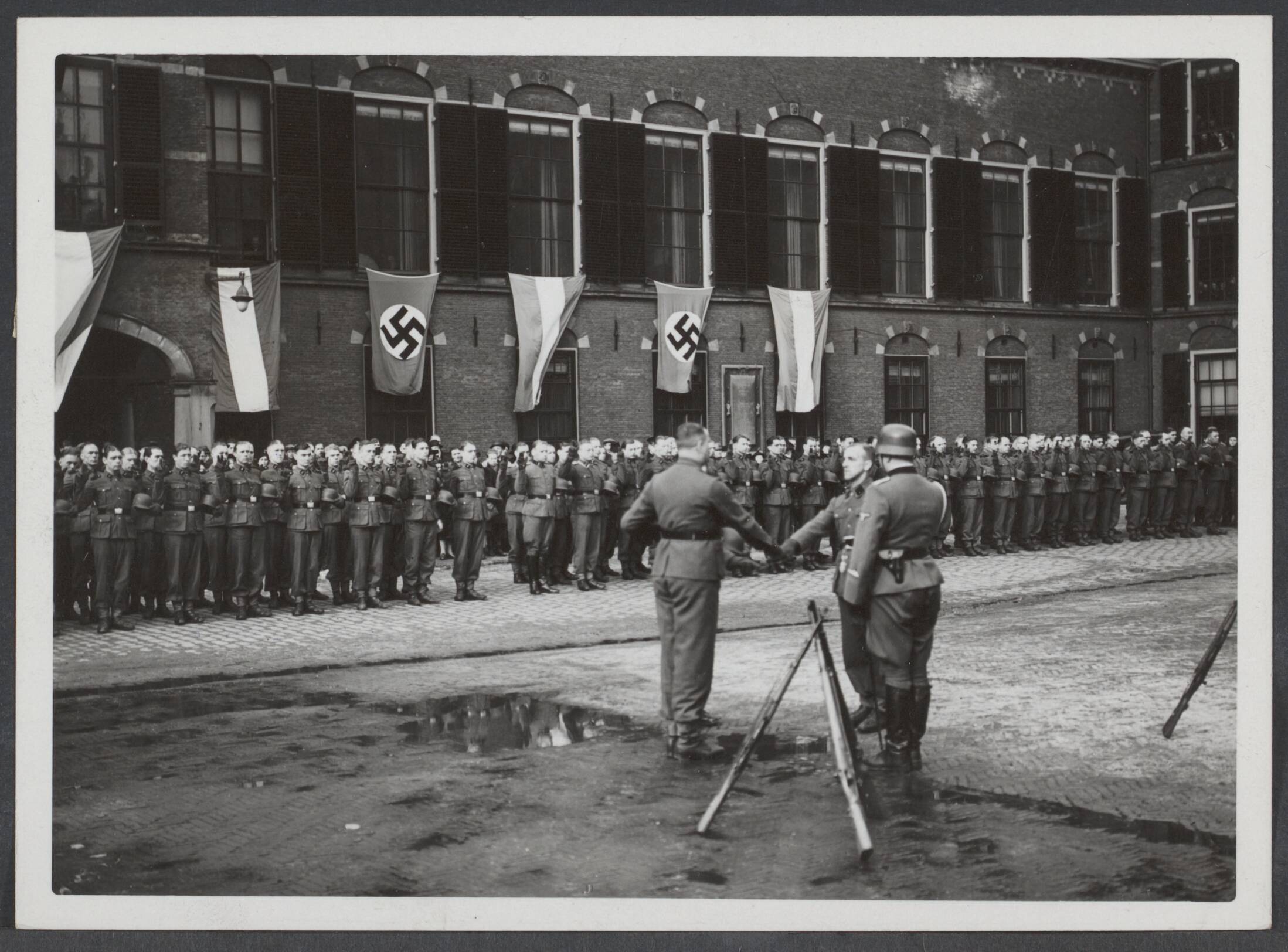 Vrijwilligers Legioen Nederland — Beëdiging van de Nederladse Ambulance voor hun vertrek naar het front op het Binnenhof te Den Haag — Foto: Mol, W.F.M. / Stapf Bilderdienst (1). Licentie: Set B: Rechtenvrij / Publiek Domein. Bron: Nationaal Archief. http://hdl.handle.net/10648/76228bd1-08b8-b531-3dfa-6fecfebc2de3