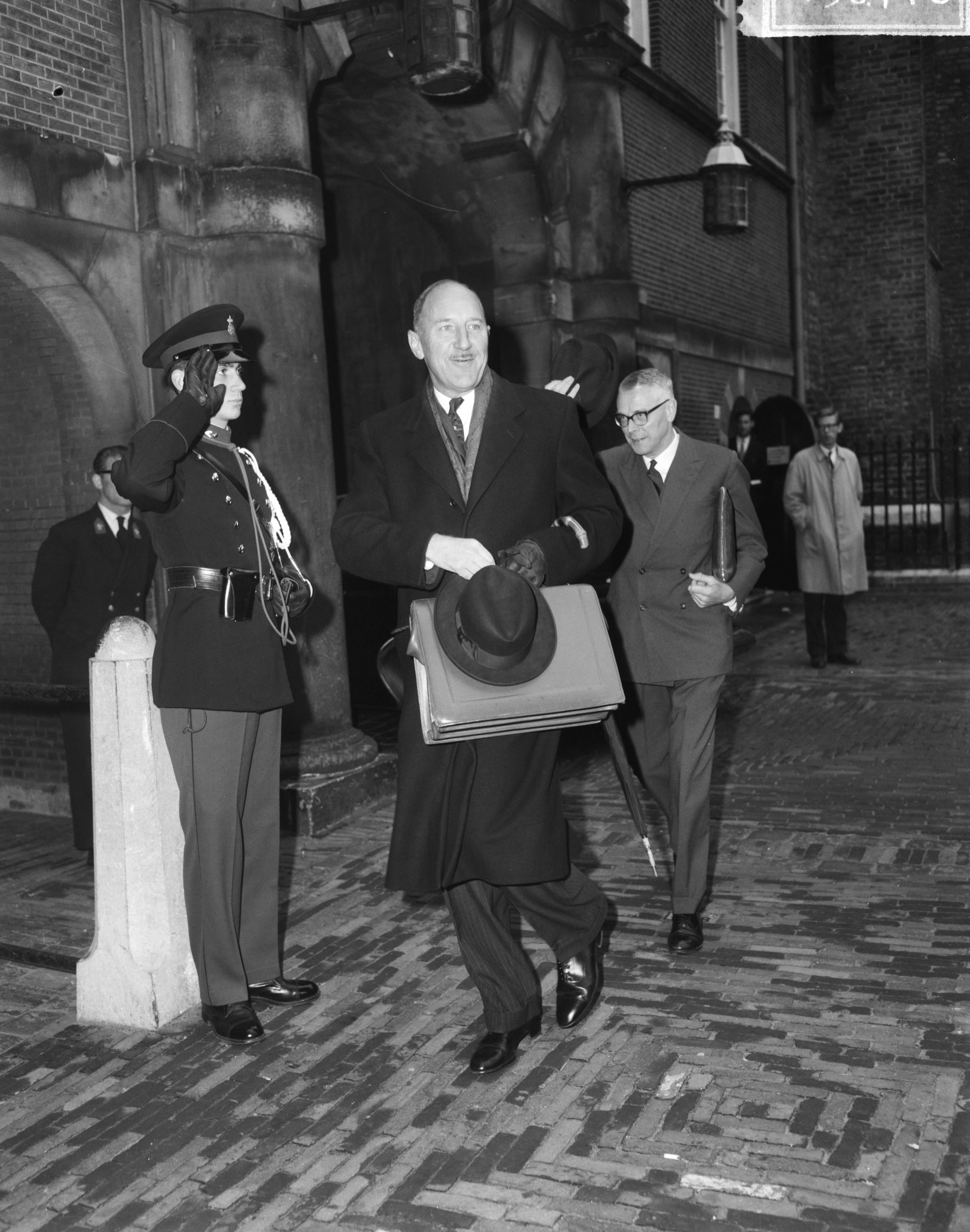 Fotocollectie Anefo — Ministersconferentie van de West Europese Unie in Den Haag. Aankomst ministers. Joseph Luns (Nederland) — Foto: Bilsen, Joop van / Anefo. Licentie: Set B: Rechtenvrij / Publiek Domein. Bron: Nationaal Archief. http://hdl.handle.net/10648/aa4b3b30-d0b4-102d-bcf8-003048976d84