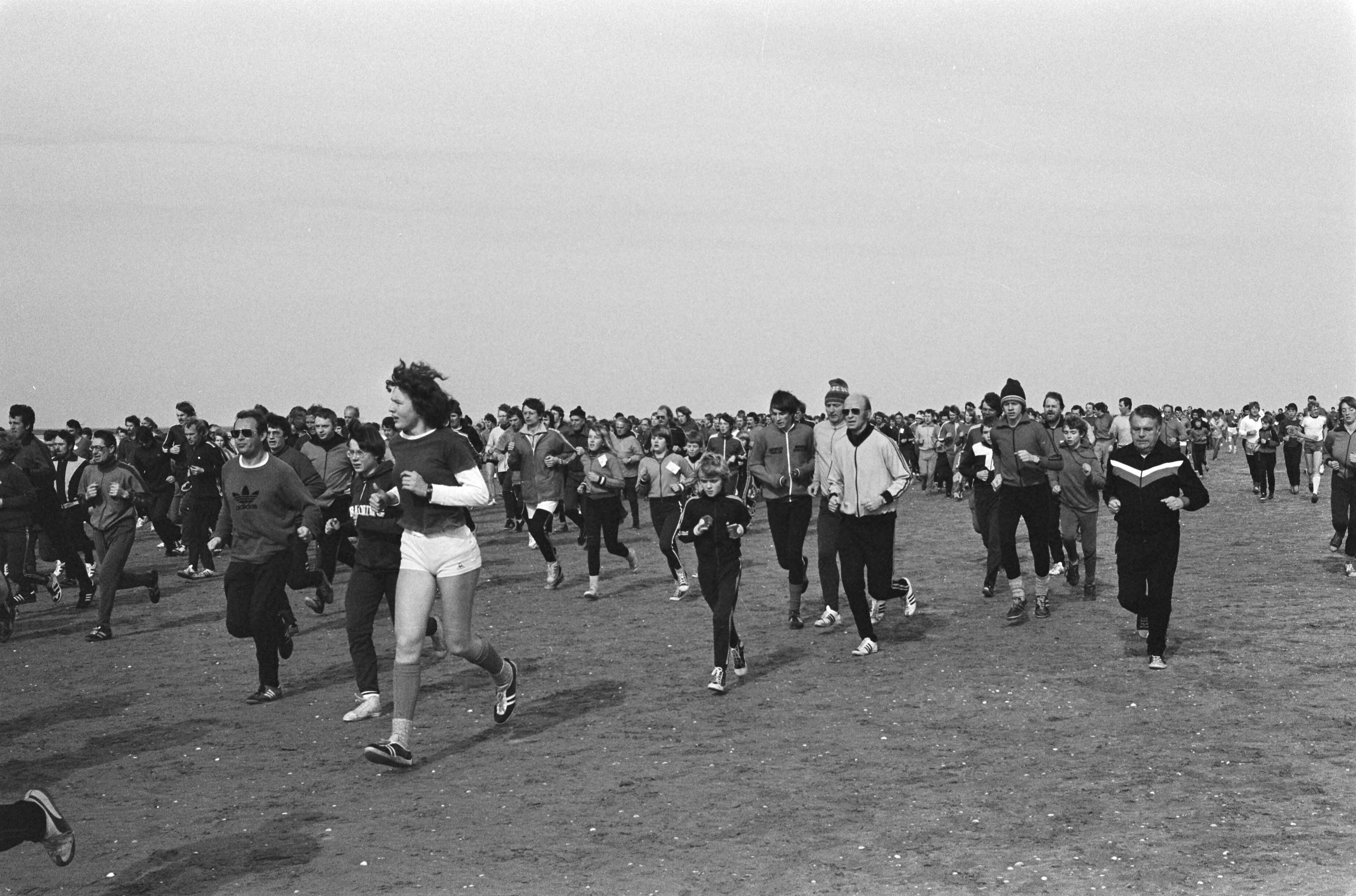 Fotocollectie Anefo — Strandloop tussen IJmuiden en Bloemendaal — Foto: Dijk, Hans van / Anefo. Licentie: Set B: Rechtenvrij / Publiek Domein. Bron: Nationaal Archief. http://hdl.handle.net/10648/acc56e08-d0b4-102d-bcf8-003048976d84
