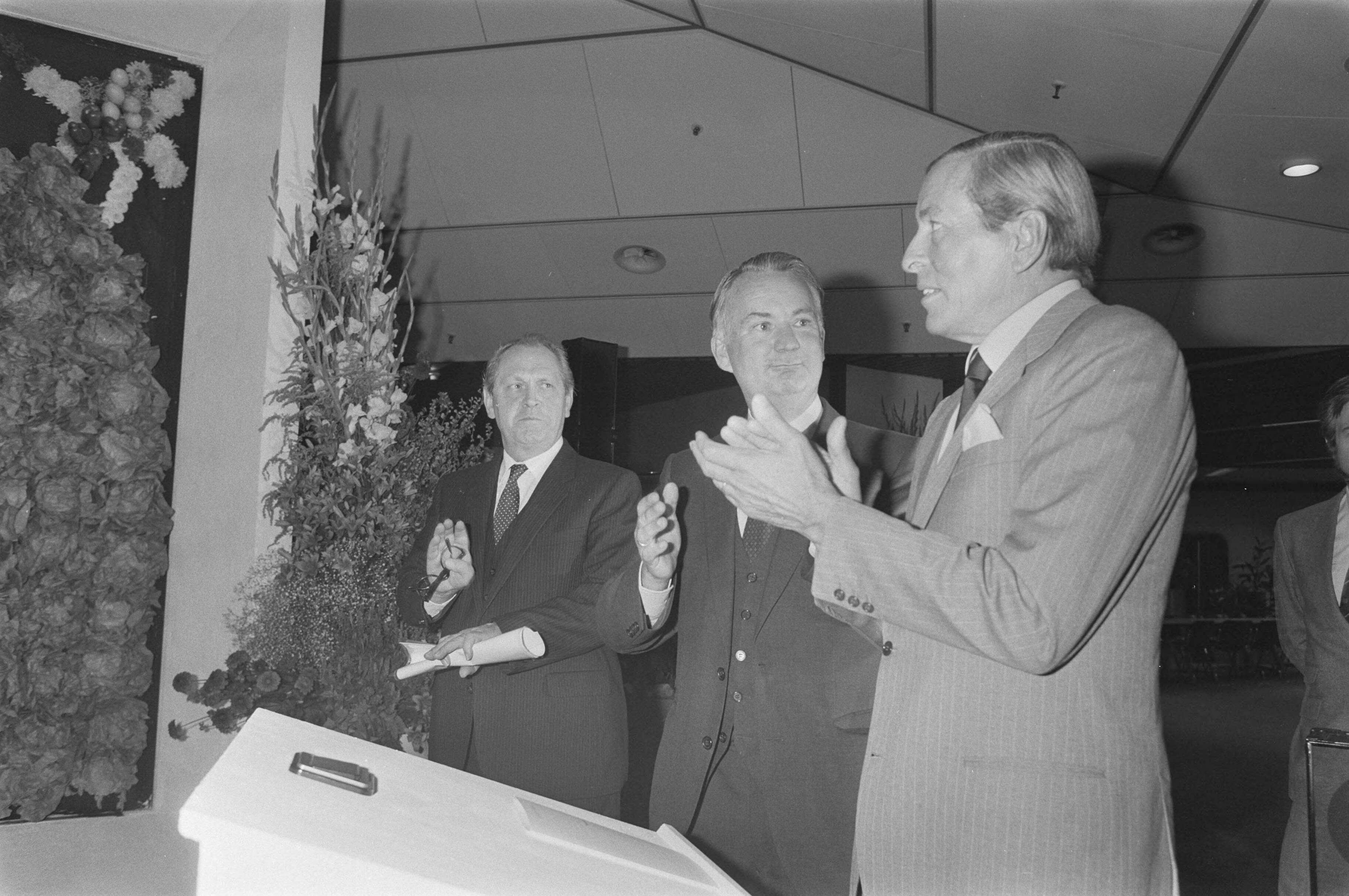 Fotocollectie Anefo — Prins Claus opent het nieuwe hoofdkantoor van de Rabobank in Utrecht — Foto: Croes, Rob C. / Anefo. Licentie: Set B: Rechtenvrij / Publiek Domein. Bron: Nationaal Archief. http://hdl.handle.net/10648/ad3cf36a-d0b4-102d-bcf8-003048976d84