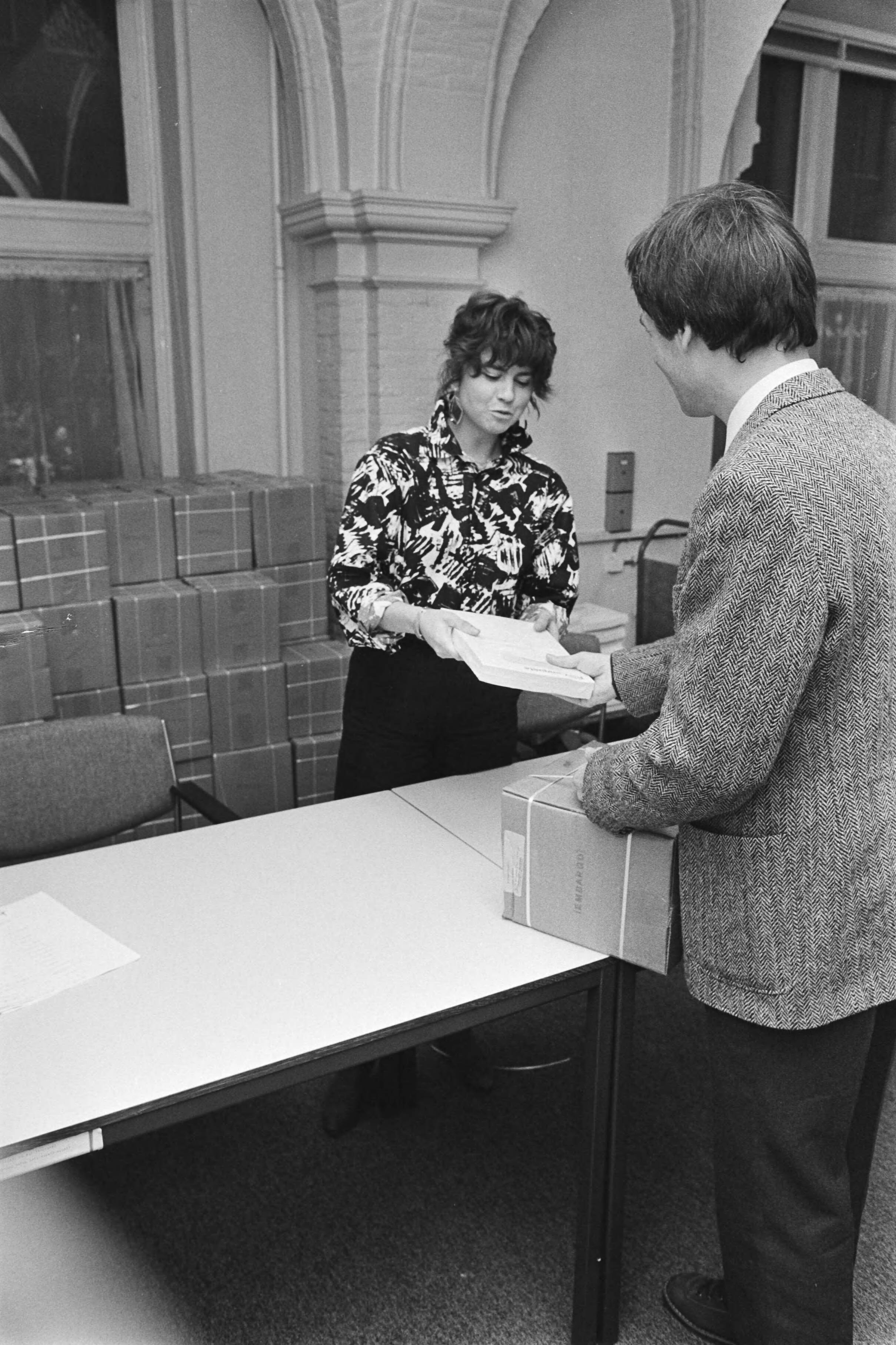 Fotocollectie Anefo — In Den Haag kwam vanmiddag het eindrapport van de parlementaire enquetecommissie inzake RSV gereed voor de pers — Foto: Croes, Rob C. / Anefo. Licentie: Set B: Rechtenvrij / Publiek Domein. Bron: Nationaal Archief. http://hdl.handle.net/10648/ad40ad52-d0b4-102d-bcf8-003048976d84