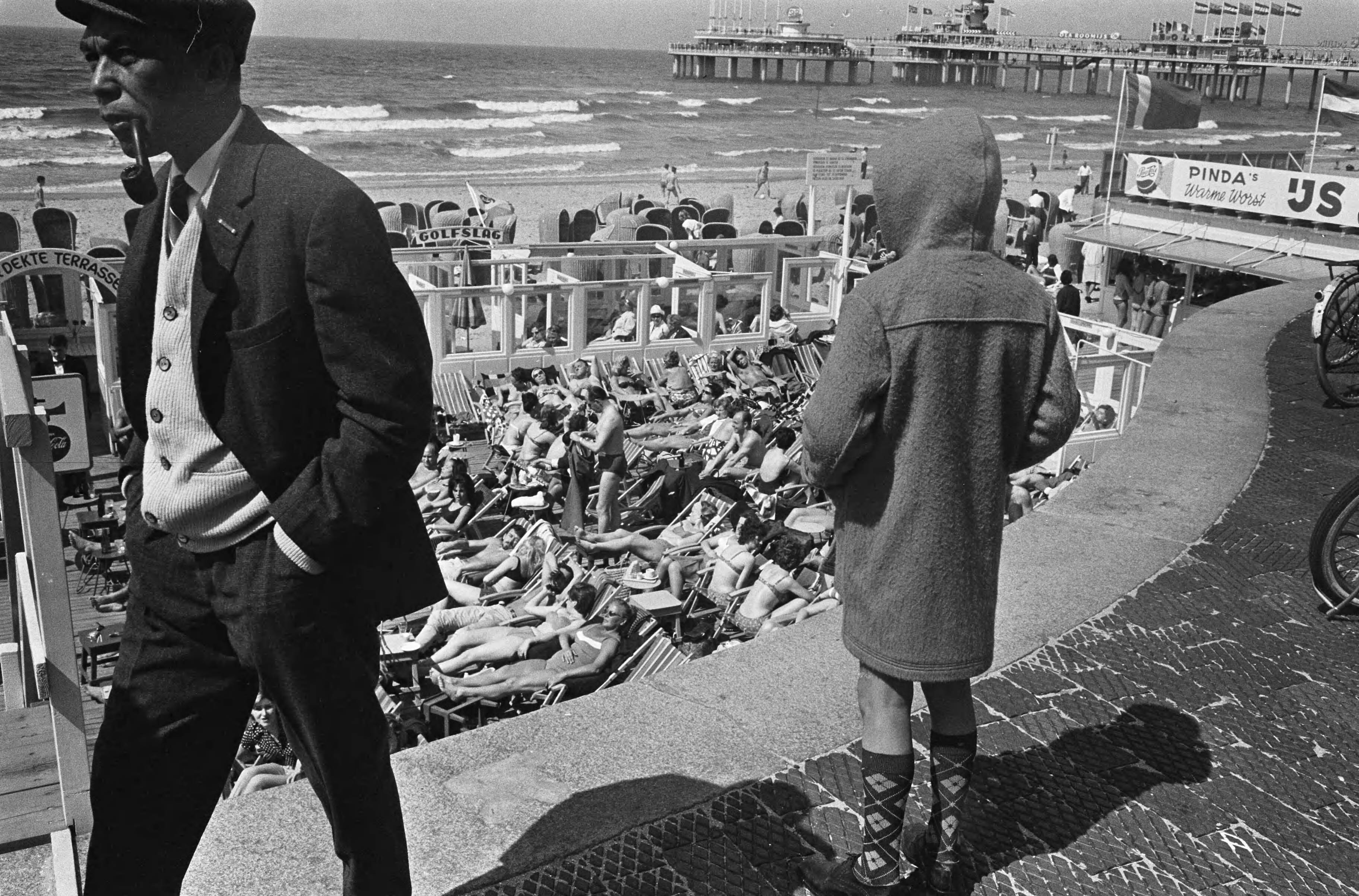 Fotocollectie Anefo — Drukte op Scheveningse strandterrasjes — Foto: Pot, Harry / Anefo. Licentie: Set B: Rechtenvrij / Publiek Domein. Bron: Nationaal Archief. http://hdl.handle.net/10648/aa689b30-d0b4-102d-bcf8-003048976d84
