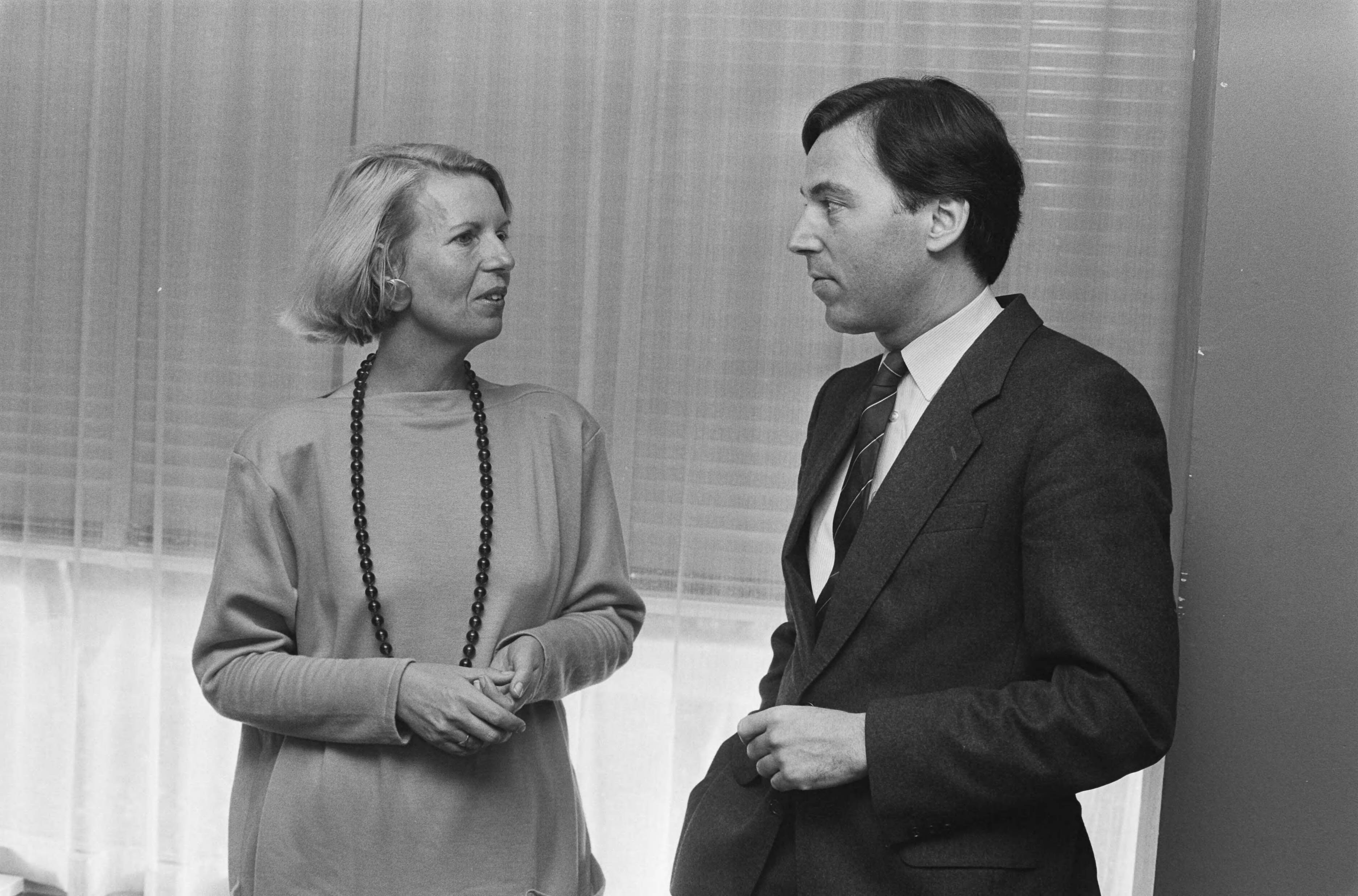 Fotocollectie Anefo — Minister Brinkman installeert mevr. M. M. van der Brink tot voorzitter Raad voor Jeugdbeleid in Den Haag (tevens opdracht); mevr. van der Brink en minister — Foto: Bogaerts, Rob / Anefo. Licentie: Set B: Rechtenvrij / Publiek Domein. Bron: Nationaal Archief. http://hdl.handle.net/10648/ad5841b0-d0b4-102d-bcf8-003048976d84