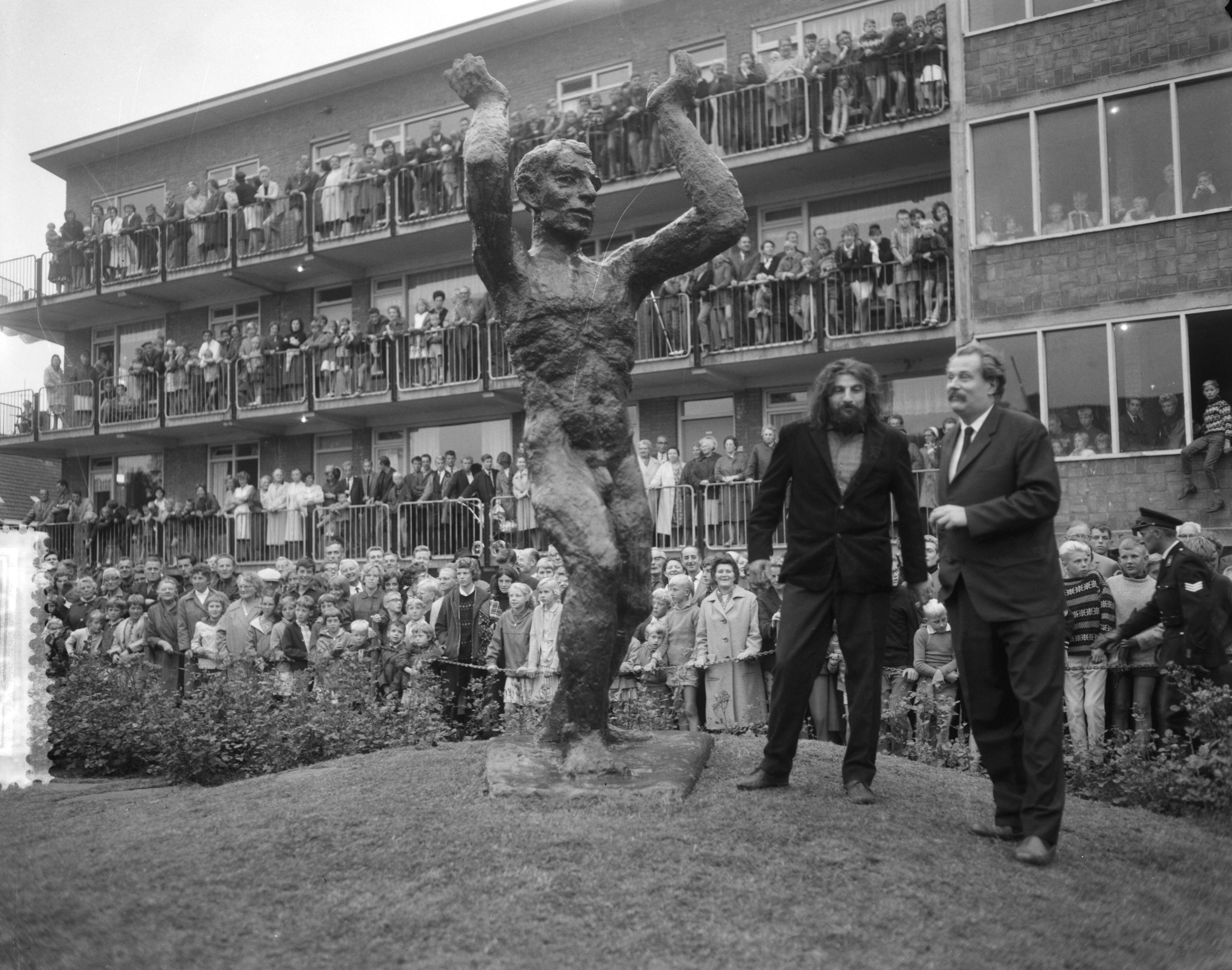 Fotocollectie Anefo — Onthulling beeld "Pourquoi" van beeldhouwer Miletic — Foto: Bilsen, Joop van / Anefo. Licentie: Set B: Rechtenvrij / Publiek Domein. Bron: Nationaal Archief. http://hdl.handle.net/10648/aa73490e-d0b4-102d-bcf8-003048976d84