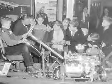 Fotocollectie Anefo — Opening van de tentoonstelling "De Auto" in het Museum voor het Onderwijs in Den Haag — Foto: Pot, Harry / Anefo. Licentie: Set B: Rechtenvrij / Publiek Domein. Bron: Nationaal Archief. http://hdl.handle.net/10648/a98cd7c6-d0b4-102d-bcf8-003048976d84