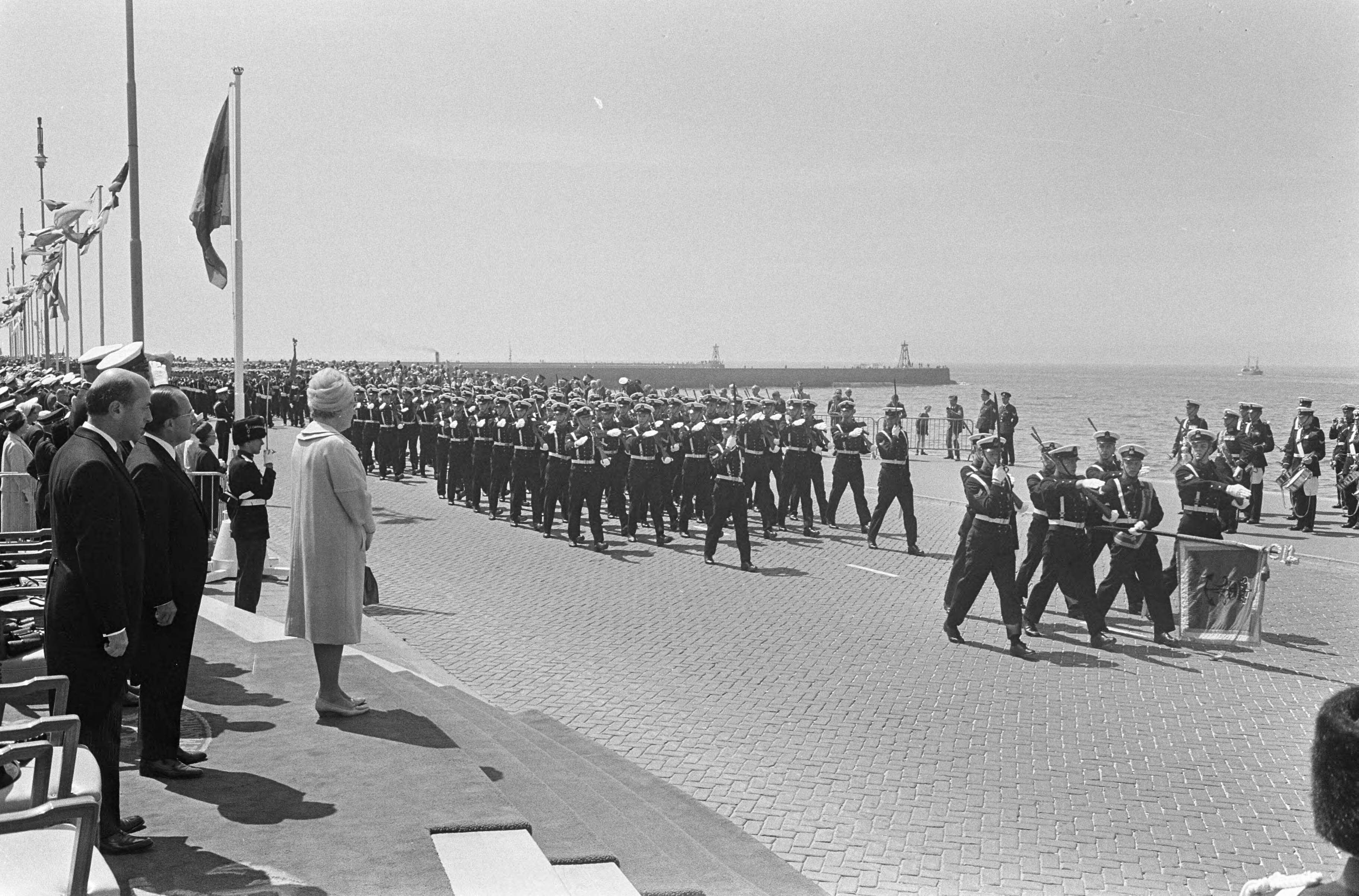 Koningin Juliana onthult het Marinemonument te Scheveningen — Defilé van mariniers — Foto: Koch, Eric / Anefo. Licentie: Set B: Rechtenvrij / Publiek Domein. Bron: Nationaal Archief. http://hdl.handle.net/10648/aaee8150-d0b4-102d-bcf8-003048976d84