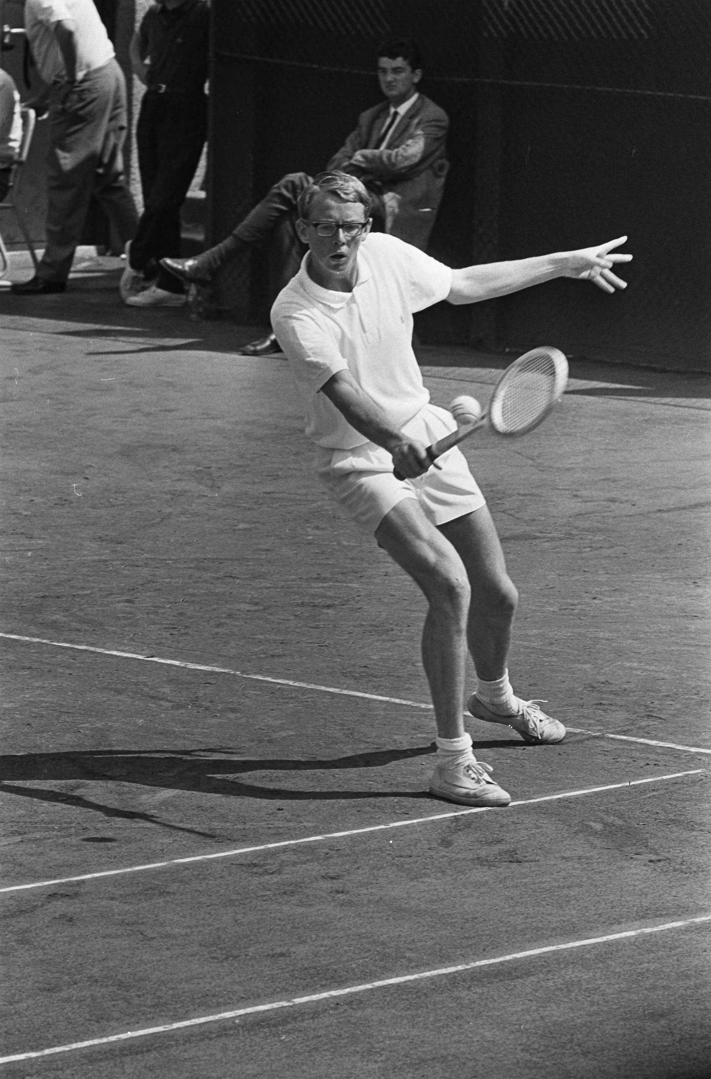 Fotocollectie Anefo — Nederlandse tenniskampioenschappen op de METS-banen. ? in actie — Foto: Koch, Eric / Anefo. Licentie: Set B: Rechtenvrij / Publiek Domein. Bron: Nationaal Archief. http://hdl.handle.net/10648/aaba658c-d0b4-102d-bcf8-003048976d84