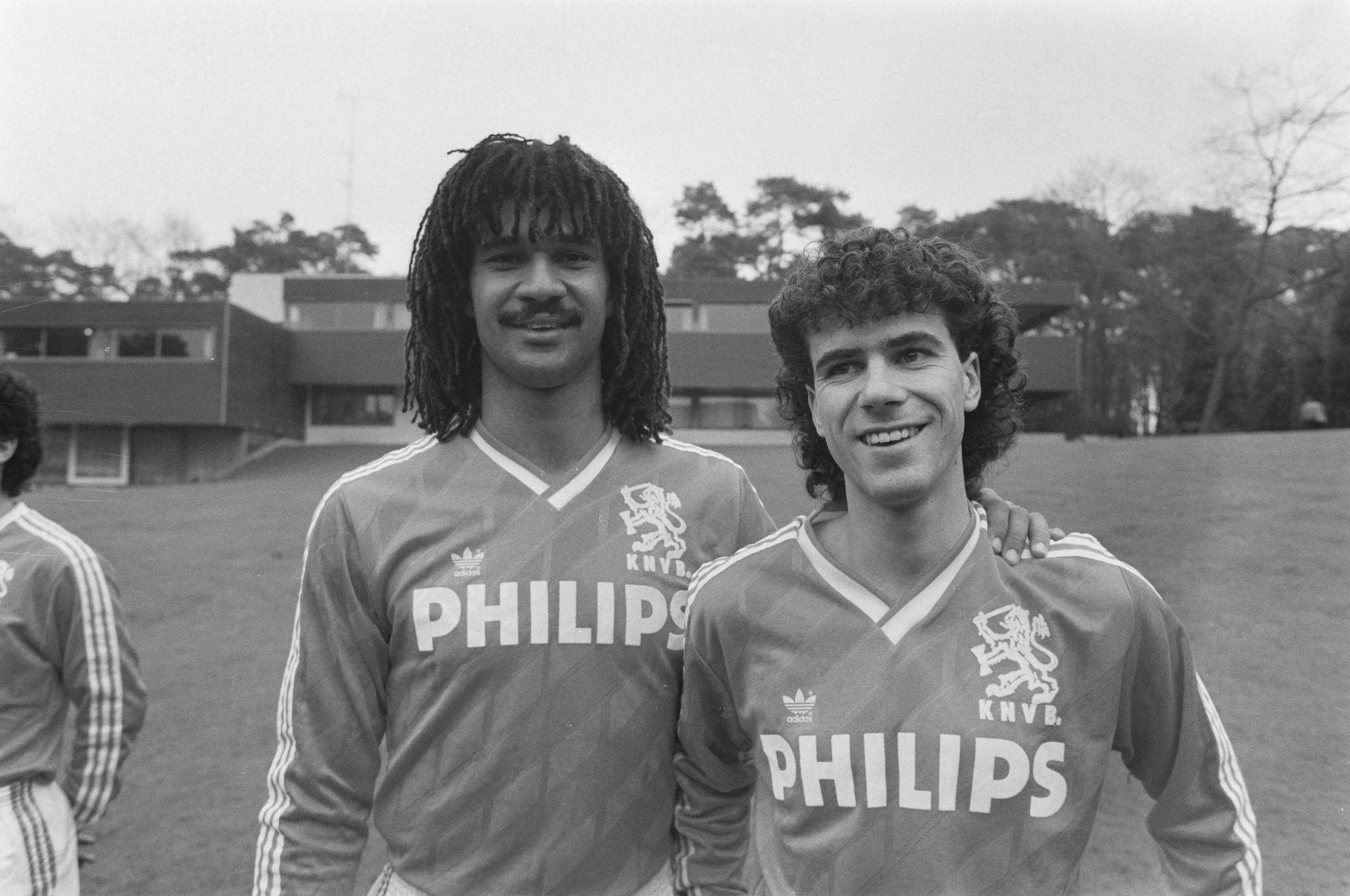 Fotocollectie Anefo — Selectie Nederlands elftal in Zeist; Ruud Gullit (l) en debutant Peter Bosz — Foto: Croes, Rob C. / Anefo. Licentie: Set B: Rechtenvrij / Publiek Domein. Bron: Nationaal Archief. http://hdl.handle.net/10648/ad6970a2-d0b4-102d-bcf8-003048976d84