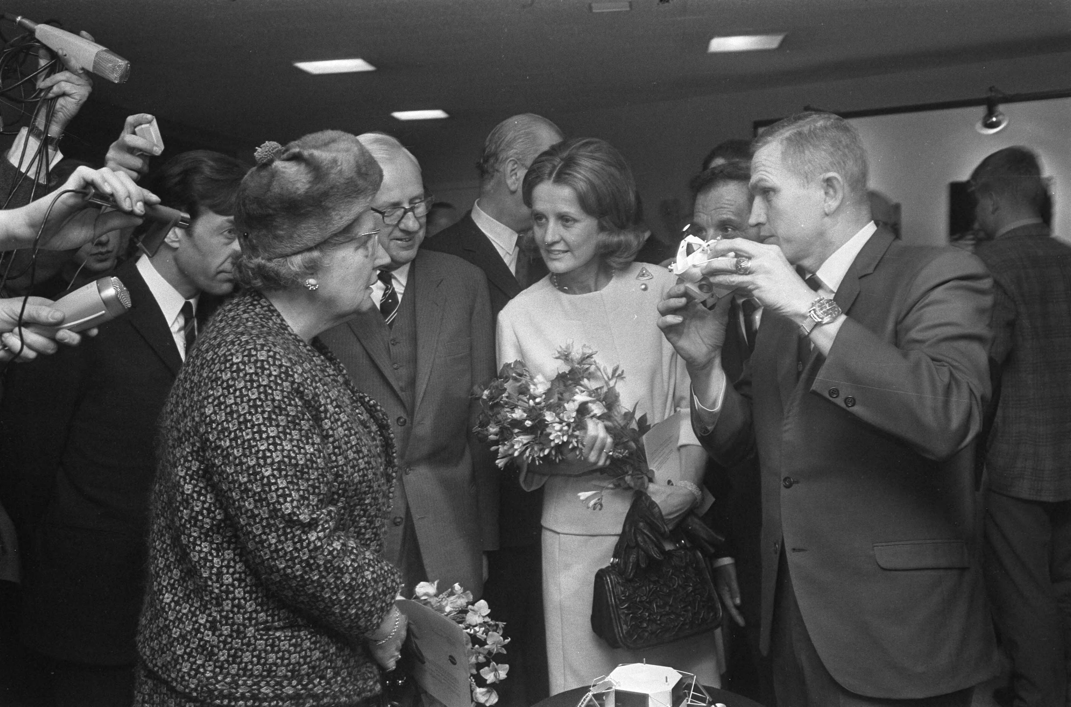 Ruimtevaarder Frank Borman (commandant van Apollo 8) in Congrescentrum te Den Haag — Ruimtevaarder Frank Borman (commandant van Apollo 8) in Congrescentrum te Den Haag; koningin Juliana met Borman en diens echtgenote — Foto: Fotograaf Onbekend / Anefo. Licentie: Set B: Rechtenvrij / Publiek Domein. Bron: Nationaal Archief. http://hdl.handle.net/10648/ab5dbf48-d0b4-102d-bcf8-003048976d84