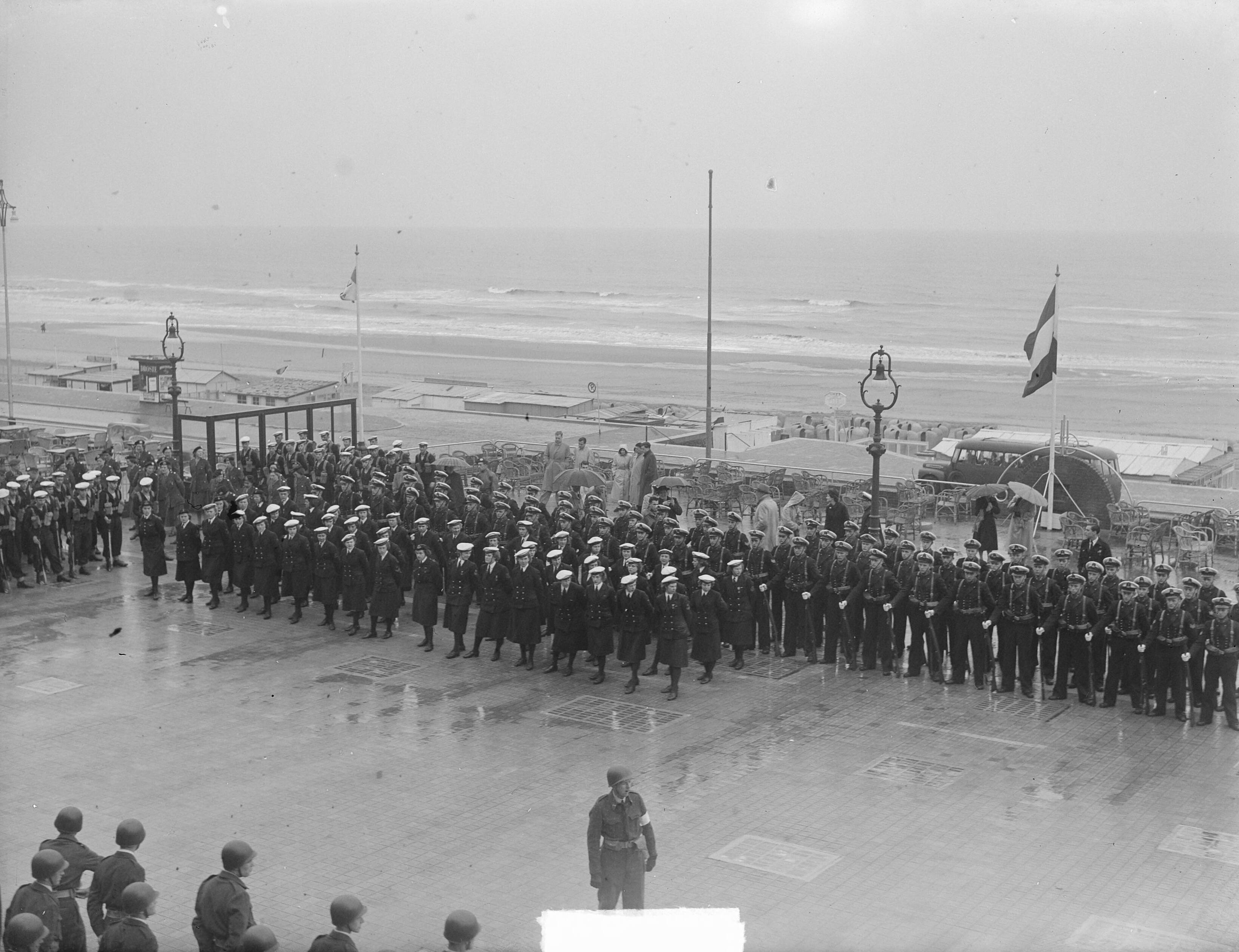 NVJ mars te Scheveningen — NJV mars te Scheveningen [Marva's en mariniers aangetreden voor het Kurhaus] — Foto: Pot, Harry / Anefo. Licentie: Set B: Rechtenvrij / Publiek Domein. Bron: Nationaal Archief. http://hdl.handle.net/10648/a8d8b61a-d0b4-102d-bcf8-003048976d84