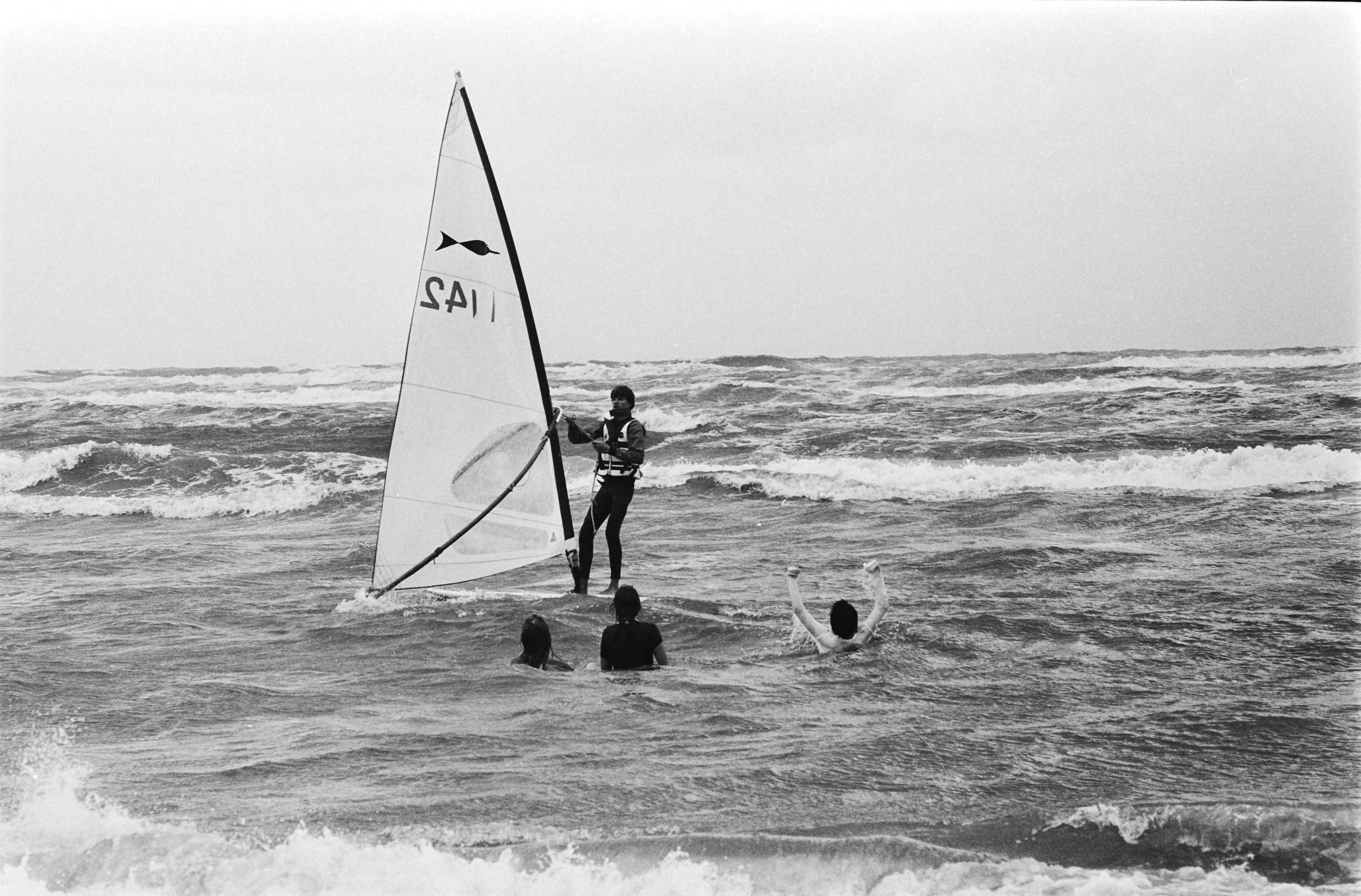 Slecht weer op Zandvoort — Surfers en zwemmers in koude zee — Foto: Pereira, Fernando / Anefo. Licentie: Set B: Rechtenvrij / Publiek Domein. Bron: Nationaal Archief. http://hdl.handle.net/10648/ace43a4a-d0b4-102d-bcf8-003048976d84