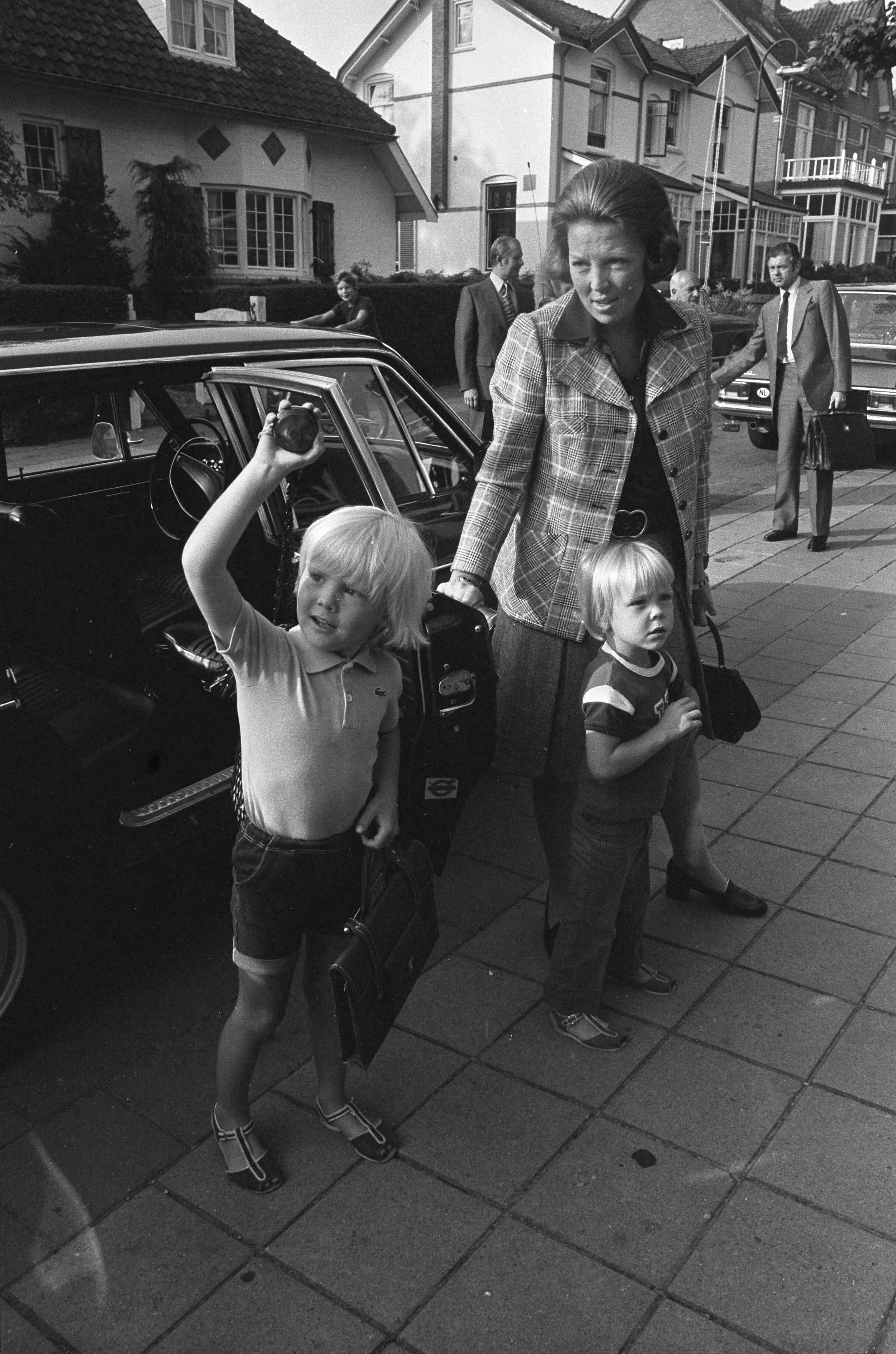 Fotocollectie Anefo — Prins Willem Alexander eerste keer naar lagere school in Baarn, nummer 5 Willem-Alexander en Beatrix met Constantijn nummer 6 Willem-Alexander en Beatrix / — Foto: Verhoeff, Bert / Anefo. Licentie: Set B: Rechtenvrij / Publiek Domein. Bron: Nationaal Archief. http://hdl.handle.net/10648/ac353798-d0b4-102d-bcf8-003048976d84