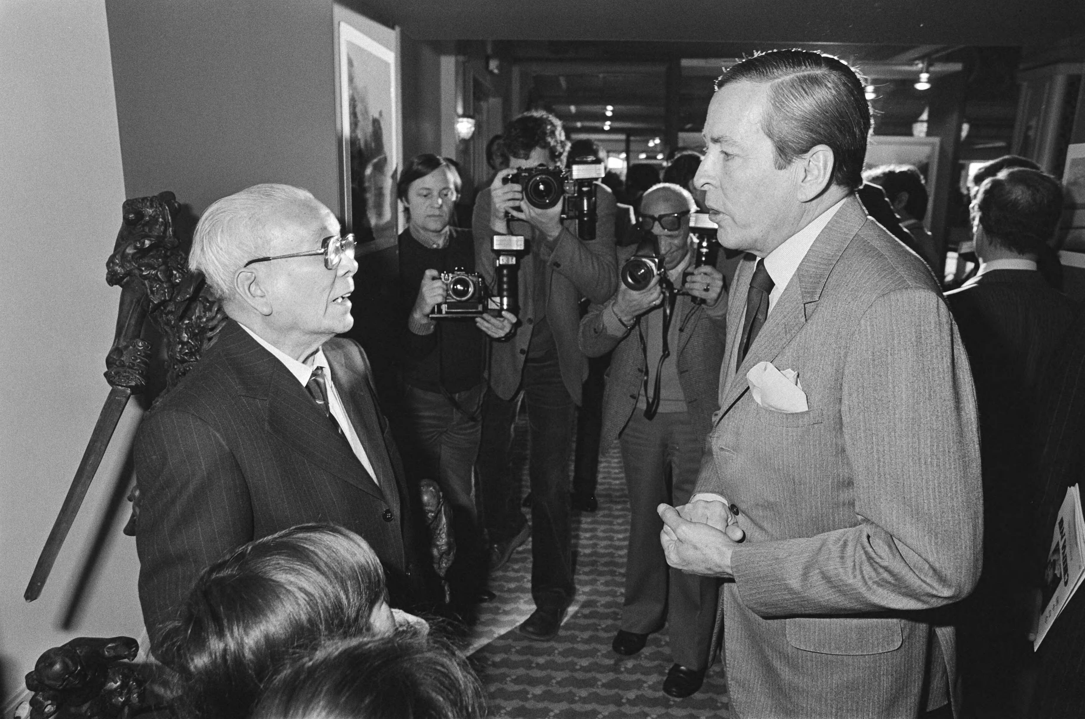 Fotocollectie Anefo — Claus woonde opening van fototent. "China Nu" in het Kurhaus te Scheveningen bij. Claus in gesprek met dhr. K. S. Cheung — Foto: Antonisse, Marcel / Anefo. Licentie: Set B: Rechtenvrij / Publiek Domein. Bron: Nationaal Archief. http://hdl.handle.net/10648/ad0f9cb2-d0b4-102d-bcf8-003048976d84