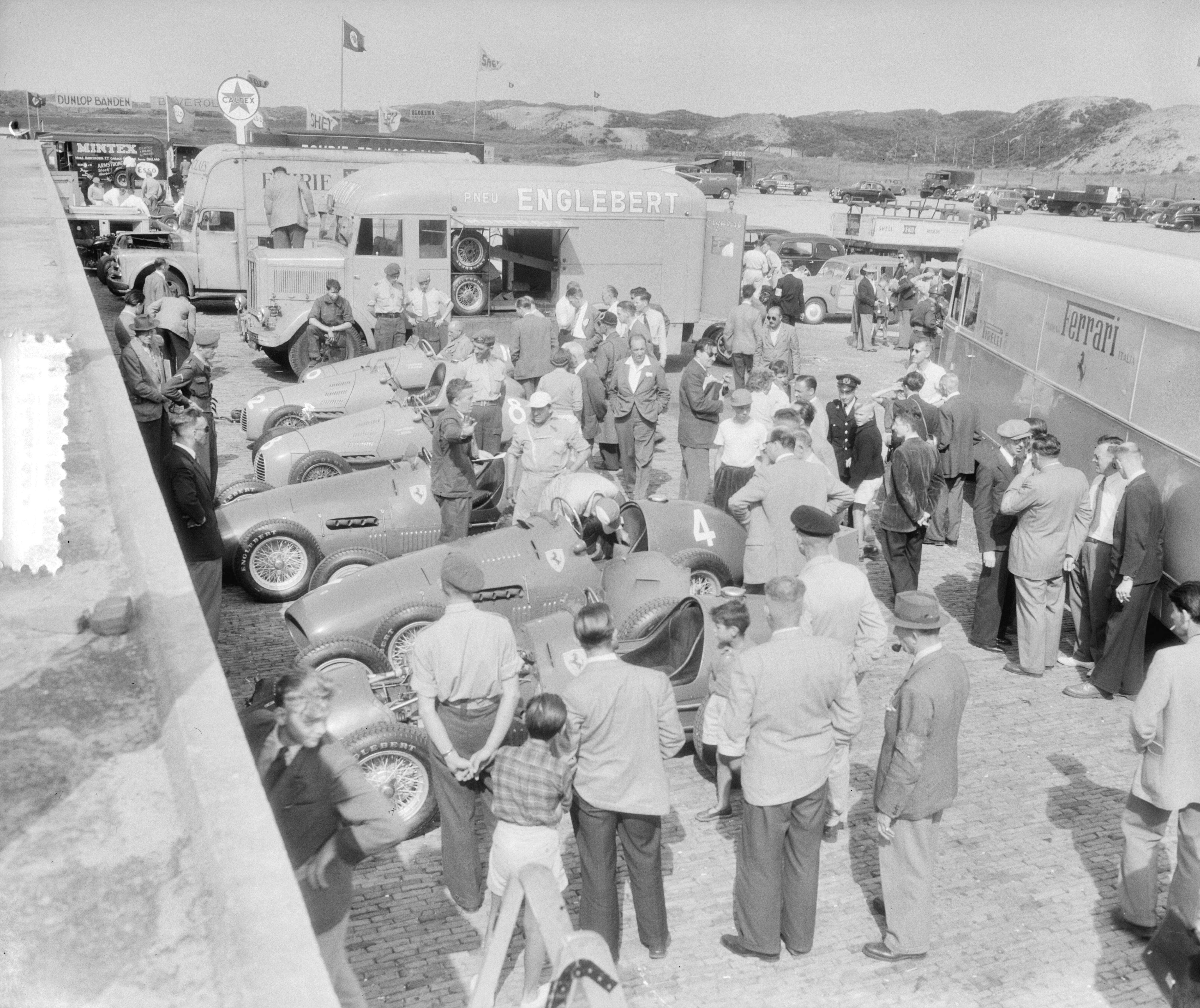 Fotocollectie Anefo — Autoraces Zandvoort. Training voor Grote Prijs van Nederland. Overzicht — Foto: Pot, Harry / Anefo. Licentie: Set B: Rechtenvrij / Publiek Domein. Bron: Nationaal Archief. http://hdl.handle.net/10648/a8fe64e6-d0b4-102d-bcf8-003048976d84