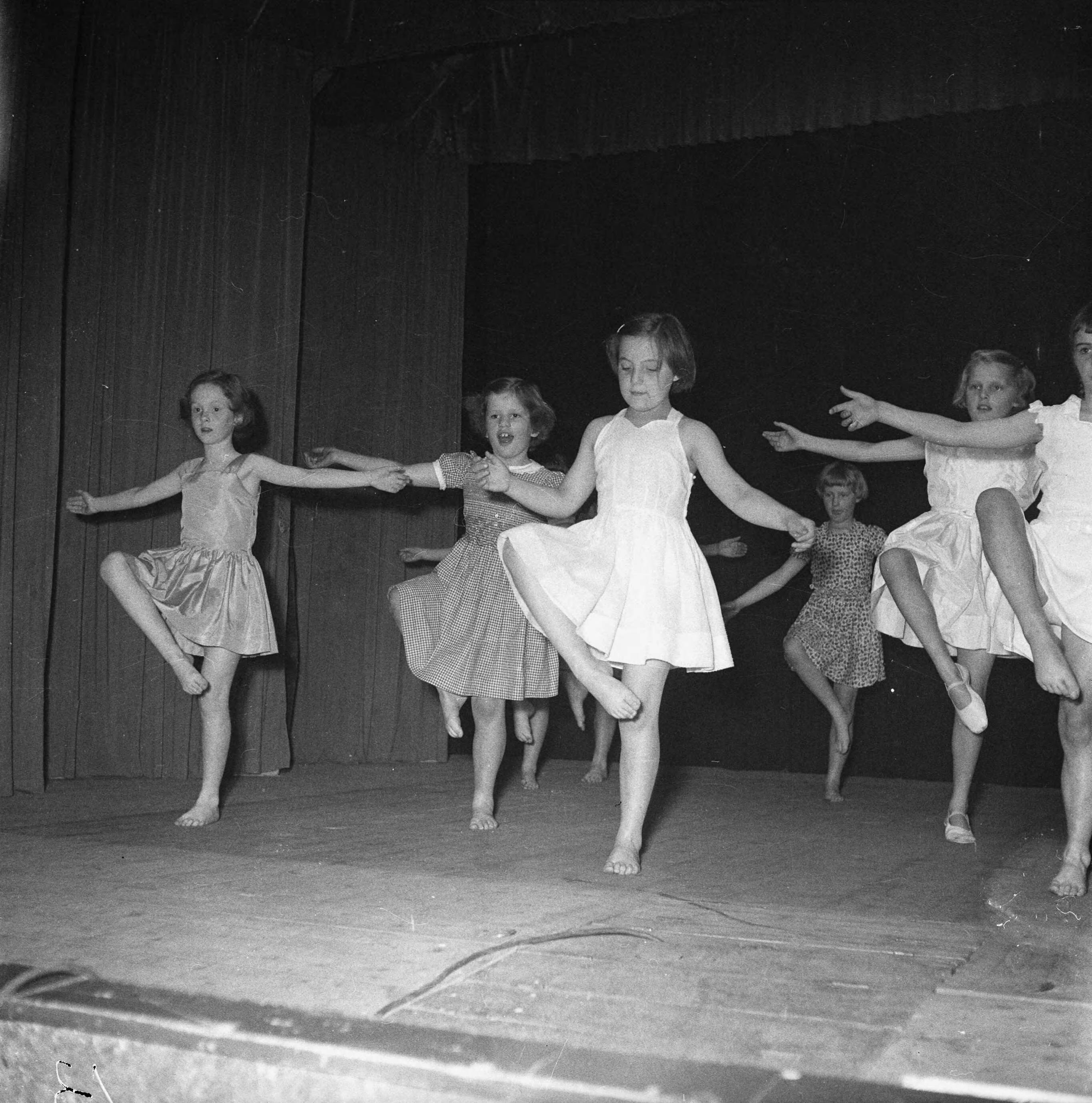 Fotocollectie RVD / Koninklijk Huis — Prinses Margriet tijdens uitvoering ballet in het Plankenierstheater te Huizen, 1952 — Foto: Rousel (repro) / RVD. Licentie: Set B: Rechtenvrij / Publiek Domein. Bron: Nationaal Archief. http://hdl.handle.net/10648/afb8ed9c-d0b4-102d-bcf8-003048976d84