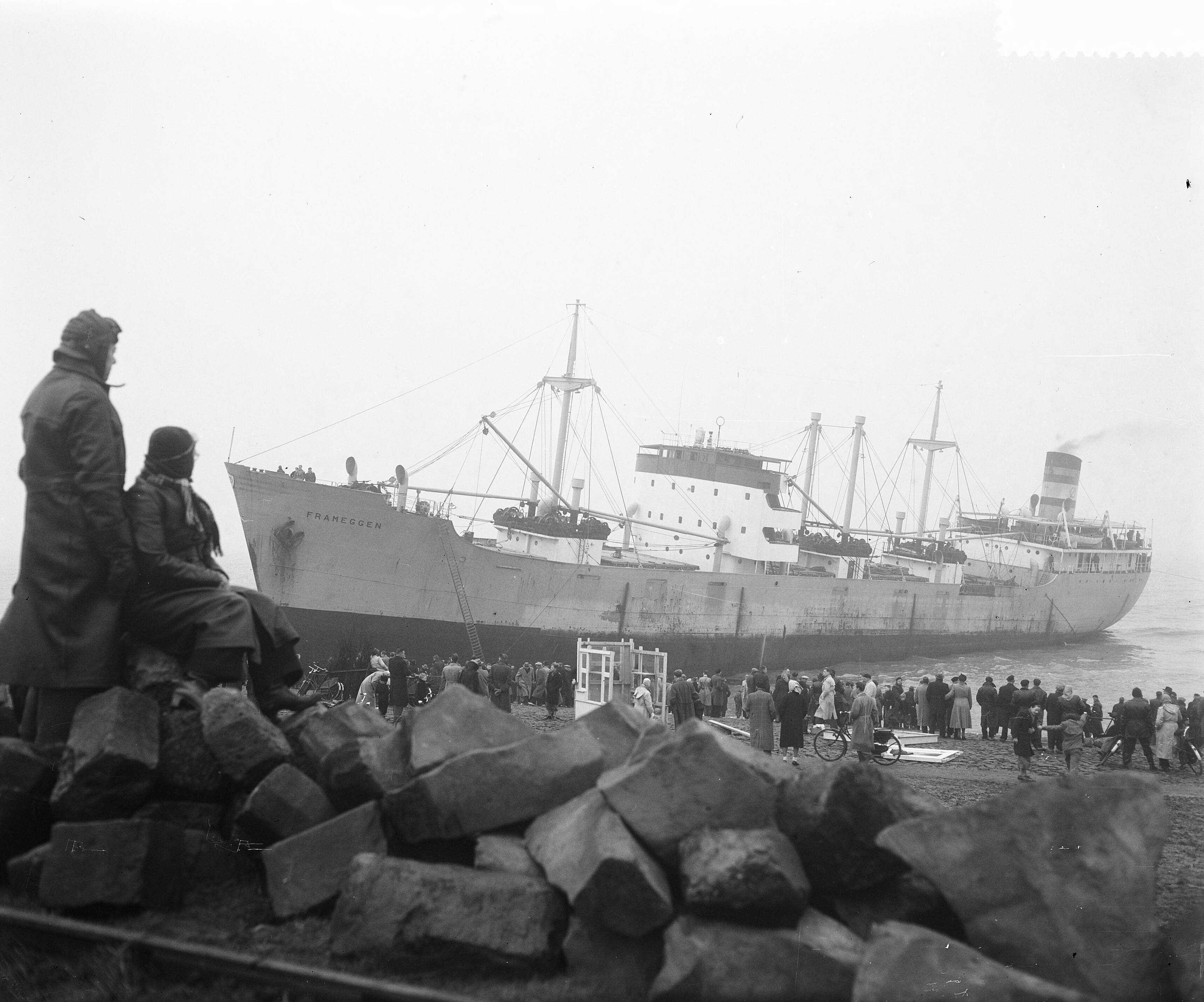 Belangstelling bij het gestrande Noorsevrachtschip "Franeggen" bij de Hondsbossche Zeewering — Foto: Duinen, H. van / Anefo. — Licentie: Set B: Rechtenvrij / Publiek Domein. Bron: Nationaal Archief. http://hdl.handle.net/10648/a8f3d760-d0b4-102d-bcf8-003048976d84