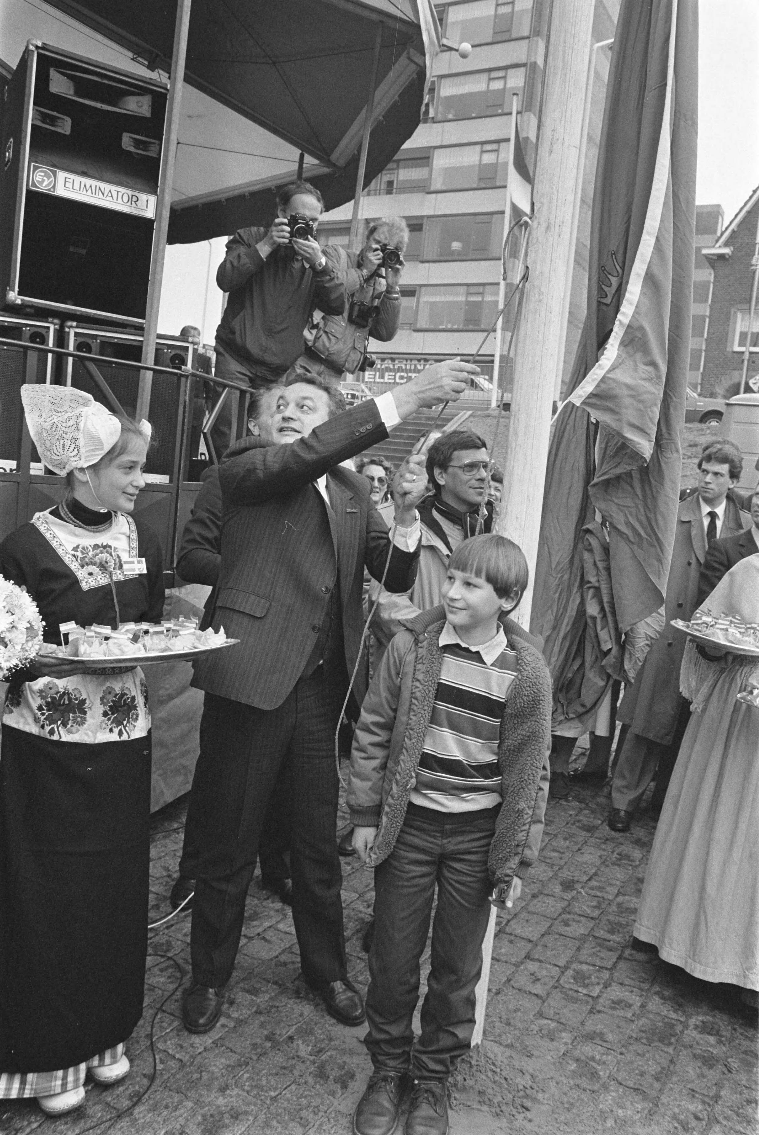 Vlaggetjesdag in Scheveningen 1983 — Minister Braks (Landbouw en Visserij) hijst de haringvlag — Foto: Croes, Rob C. / Anefo. Licentie: Set B: Rechtenvrij / Publiek Domein. Bron: Nationaal Archief. http://hdl.handle.net/10648/ad29e2ca-d0b4-102d-bcf8-003048976d84