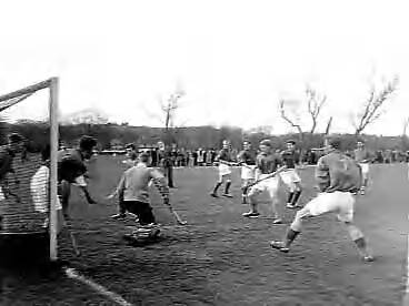 Fotocollectie Anefo — Voorlopig Nederlands hockeyelftal tegen De Boekaniers [een gelegenheidsteam] te Bloemendaal — Foto: Pot, Harry / Anefo. Licentie: Set B: Rechtenvrij / Publiek Domein. Bron: Nationaal Archief. http://hdl.handle.net/10648/a95cd6d4-d0b4-102d-bcf8-003048976d84