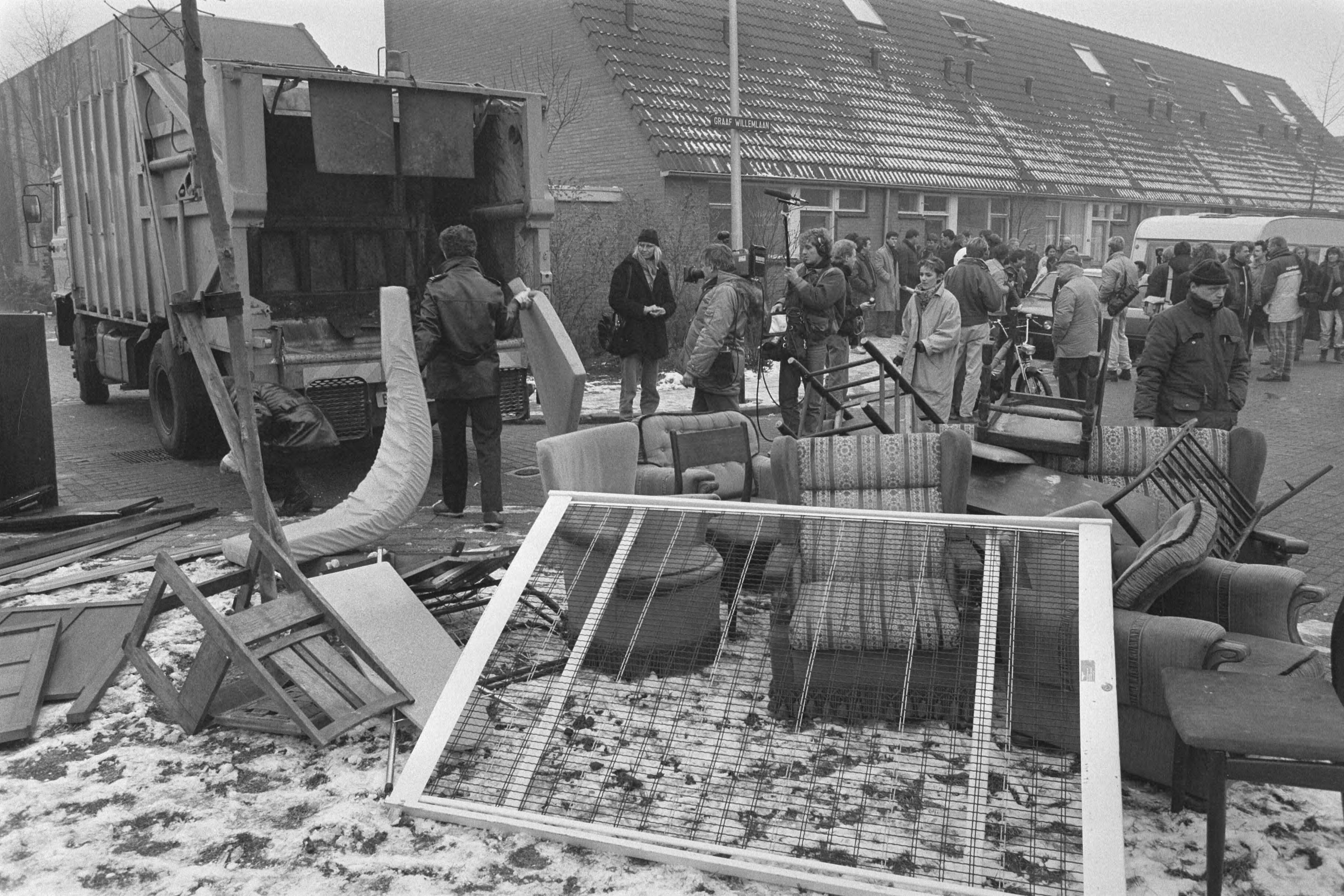 Fotocollectie Anefo — Zigeunerfamilie Milan Duric uit huis in Nieuwegein gezet huisraad op straat — Foto: Gerrits, Roland / Anefo. Licentie: Set B: Rechtenvrij / Publiek Domein. Bron: Nationaal Archief. http://hdl.handle.net/10648/ad5bc434-d0b4-102d-bcf8-003048976d84