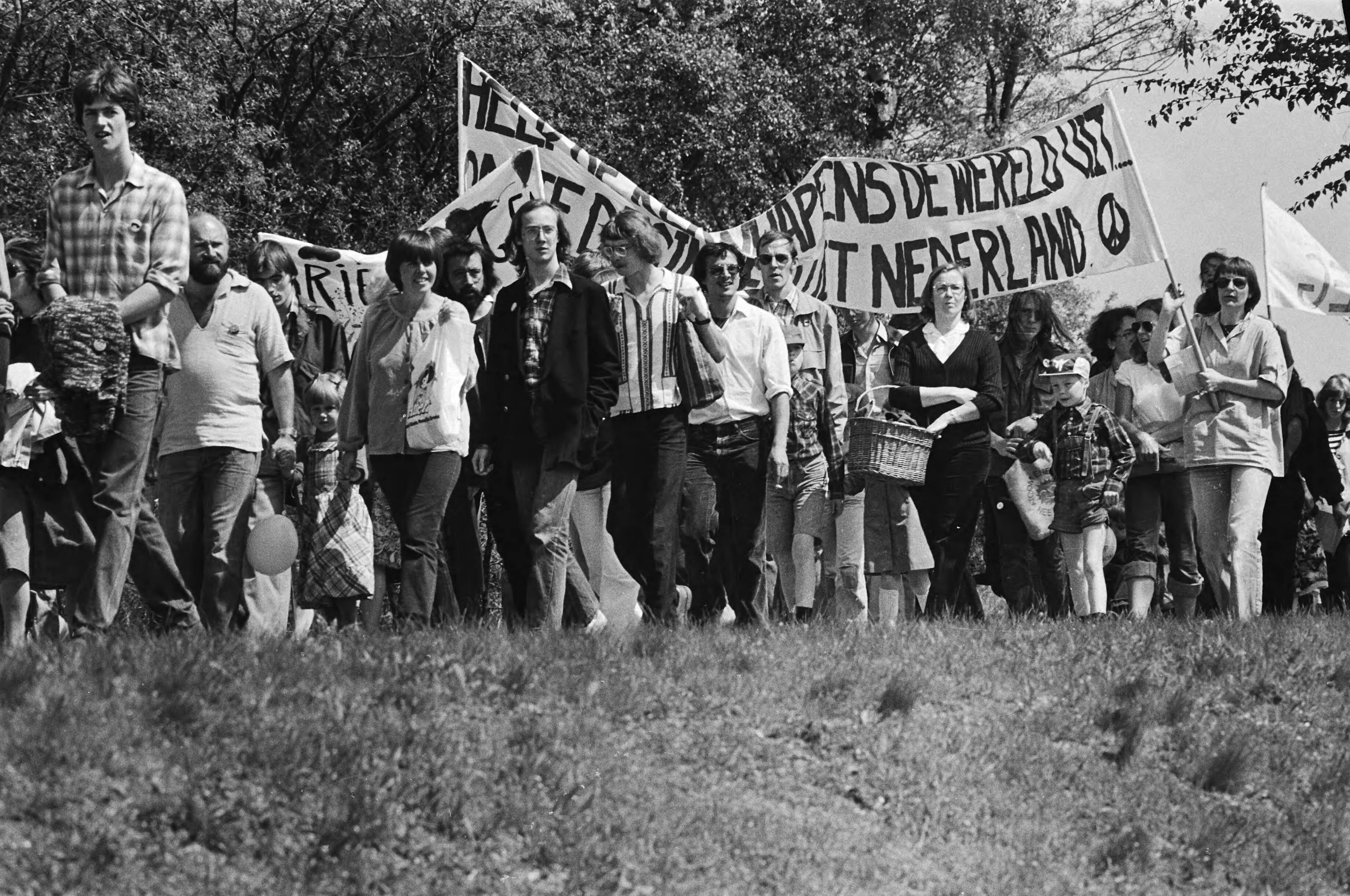 Demonstratie in Soesterberg tegen kernbewapening en opslag van kernwapens op vliegveld Soesterberg — Op de spandoeken staat o.a. "Help alle kernwapens de wereld uit - om te beginnen in Nederland" — Foto: Croes, Rob C. / Anefo. Licentie: Set B: Rechtenvrij / Publiek Domein. Bron: Nationaal Archief. http://hdl.handle.net/10648/acca70c4-d0b4-102d-bcf8-003048976d84