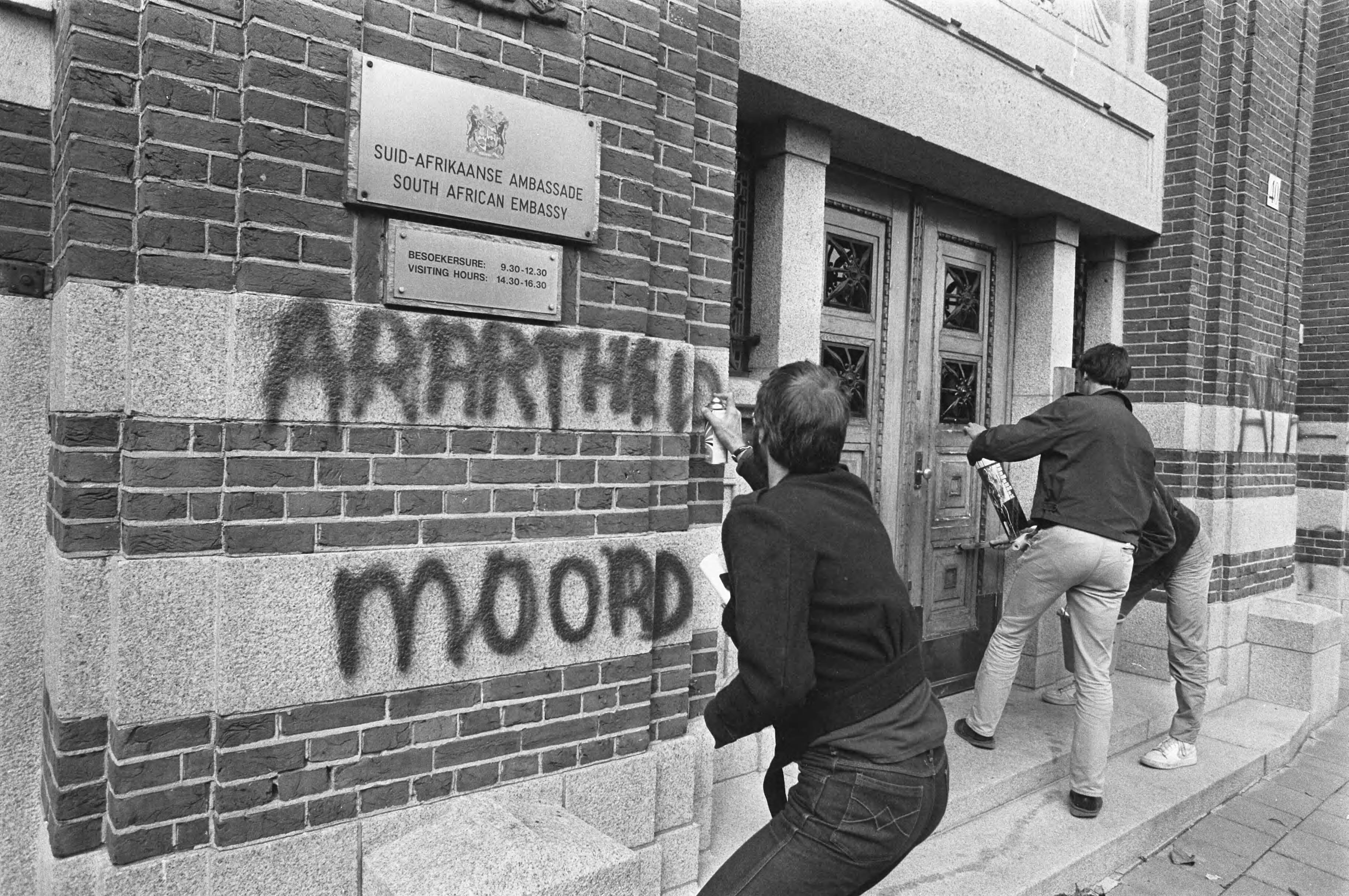 Fotocollectie Anefo — Leden van Anti Apartheidsbeweging Nederland hebben actie gevoerd bij Zuidafrikaanse ambassade in Den Haag — Foto: Bogaerts, Rob / Anefo. Licentie: Set B: Rechtenvrij / Publiek Domein. Bron: Nationaal Archief. http://hdl.handle.net/10648/ad3ca720-d0b4-102d-bcf8-003048976d84