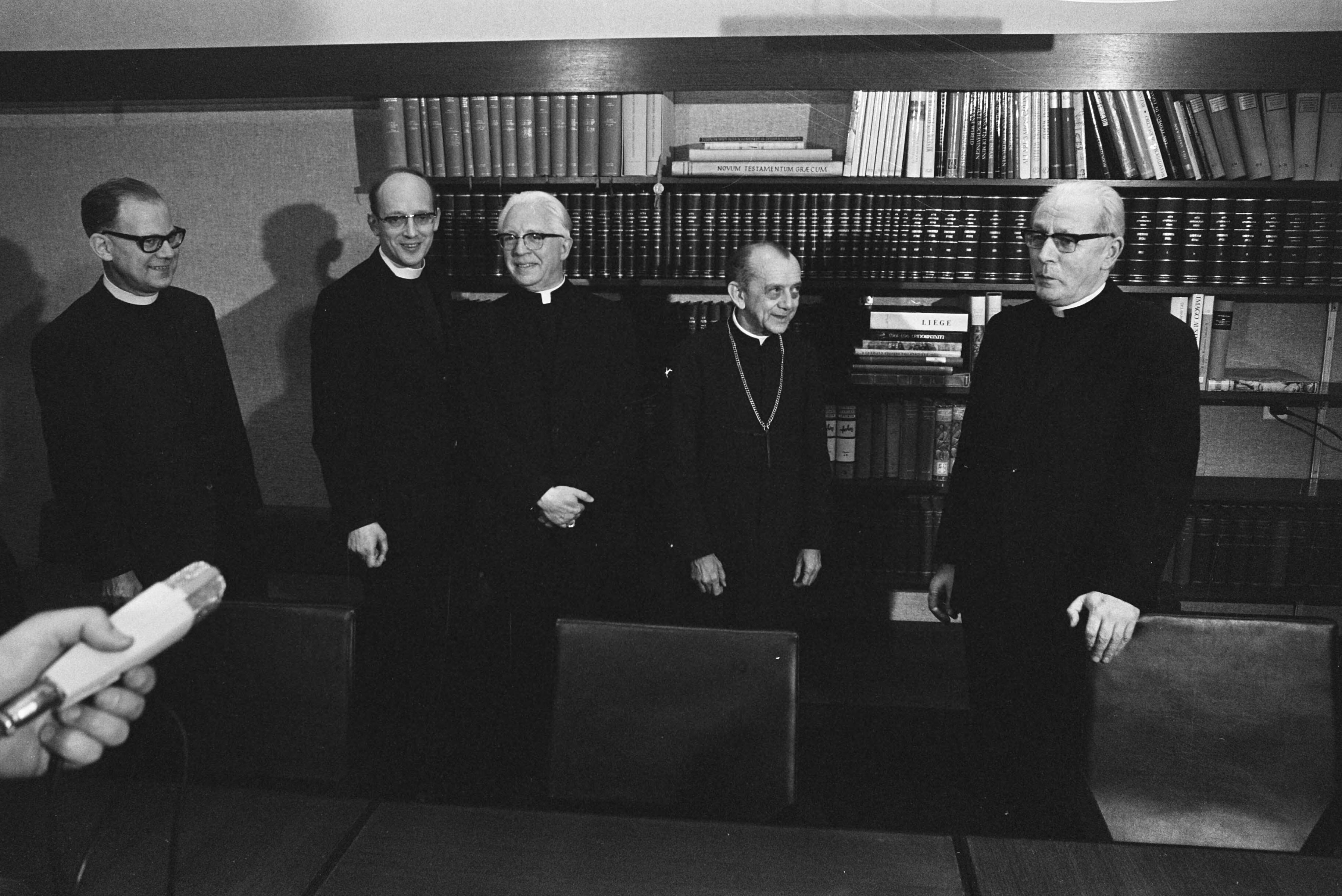 Fotocollectie Anefo — Mgr. [Don] Hélder Câmara bij kardinaal Alfrink, Utrecht — Foto: Verhoeff, Bert / Anefo. Licentie: Set B: Rechtenvrij / Publiek Domein. Bron: Nationaal Archief. http://hdl.handle.net/10648/ab984136-d0b4-102d-bcf8-003048976d84