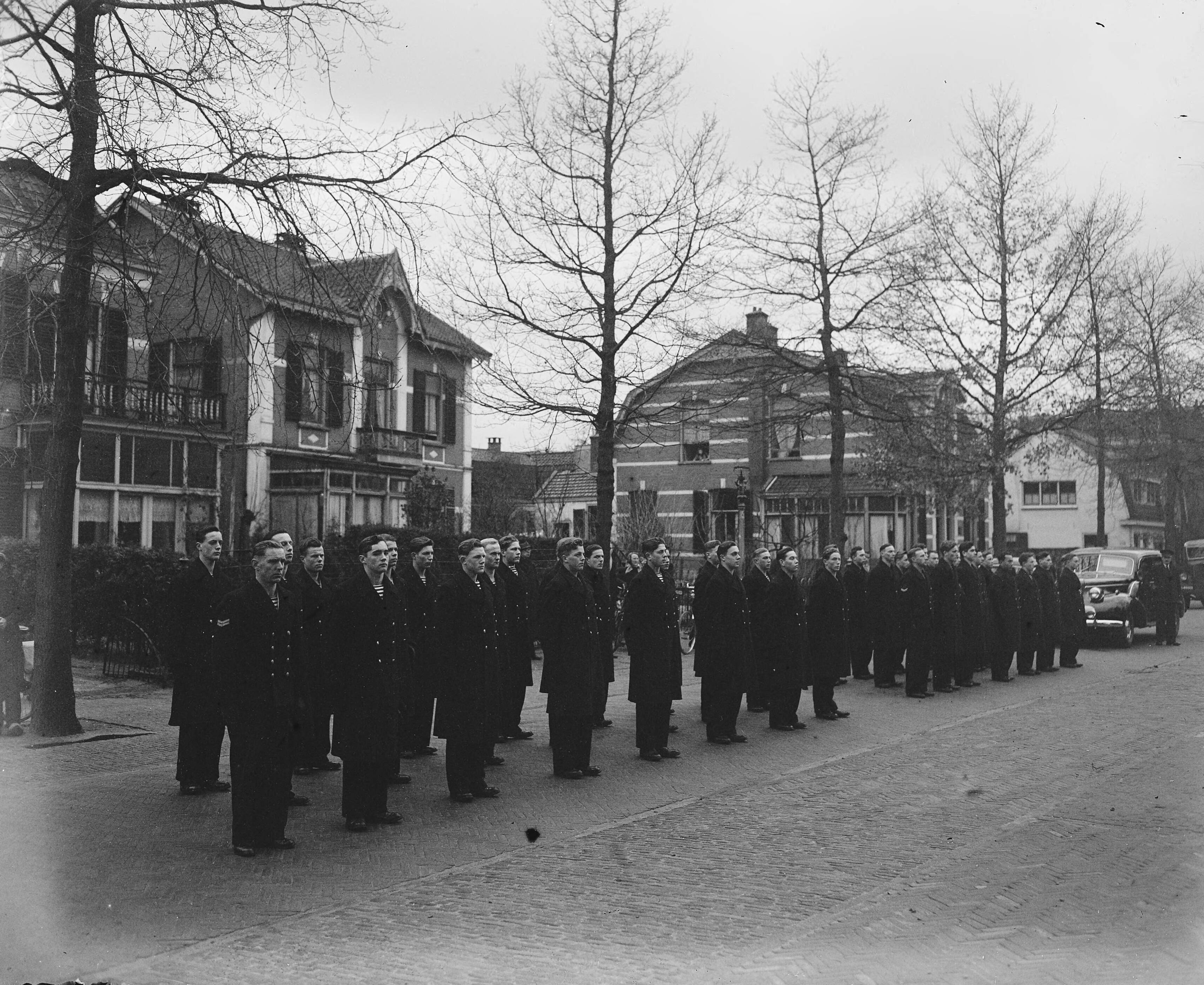Fotocollectie Anefo — Begrafenis matroos-zeemilicien J.C. Arentsen — Foto: Snikkers, Anton / Anefo. Licentie: Set B: Rechtenvrij / Publiek Domein. Bron: Nationaal Archief. http://hdl.handle.net/10648/a8b28fd0-d0b4-102d-bcf8-003048976d84