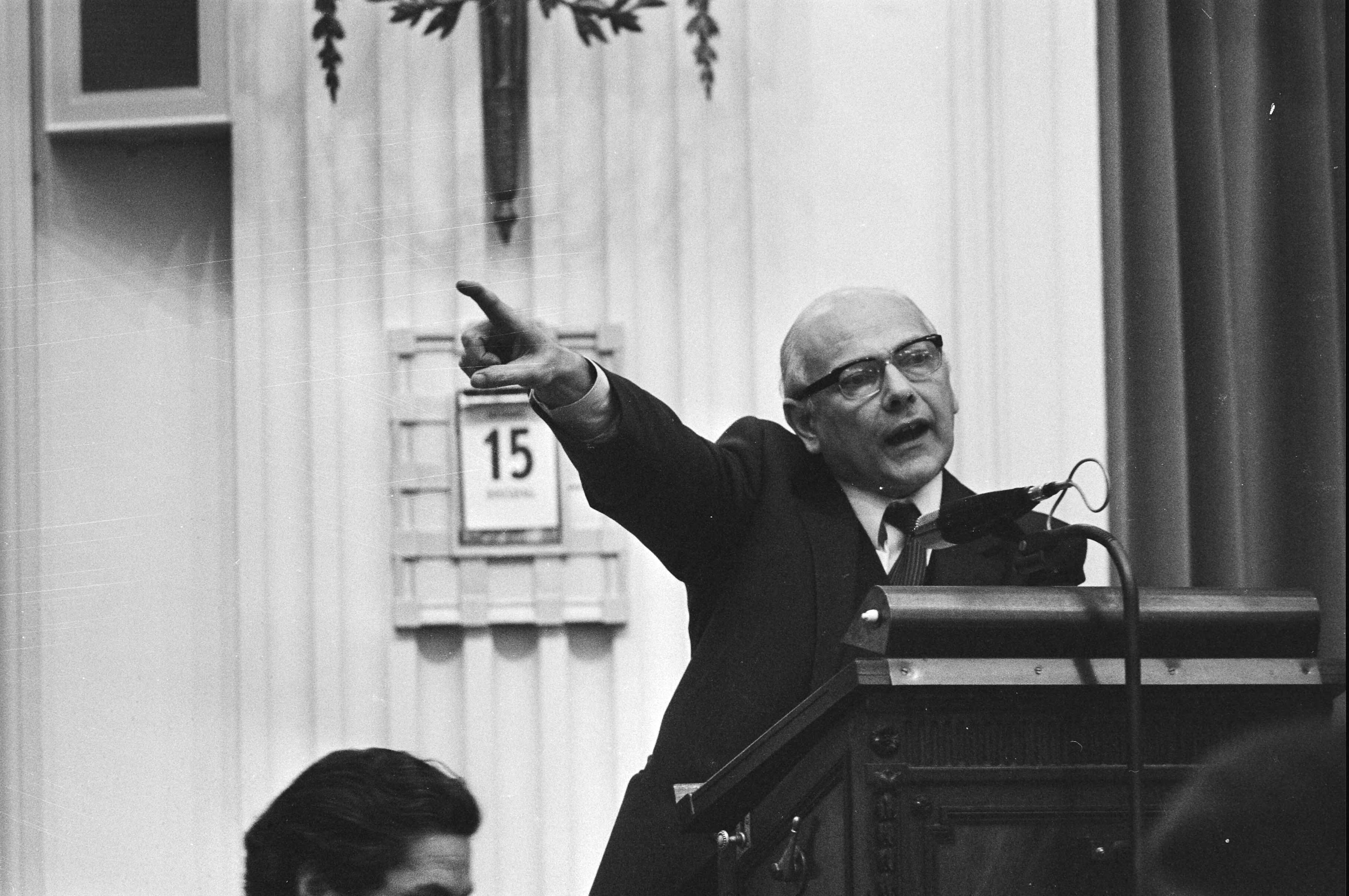 Fotocollectie Anefo — Debatten in Tweede Kamer over loonstop; Den Uyl aan het woord — Foto: Verhoeff, Bert / Anefo. Licentie: Set B: Rechtenvrij / Publiek Domein. Bron: Nationaal Archief. http://hdl.handle.net/10648/abad4400-d0b4-102d-bcf8-003048976d84