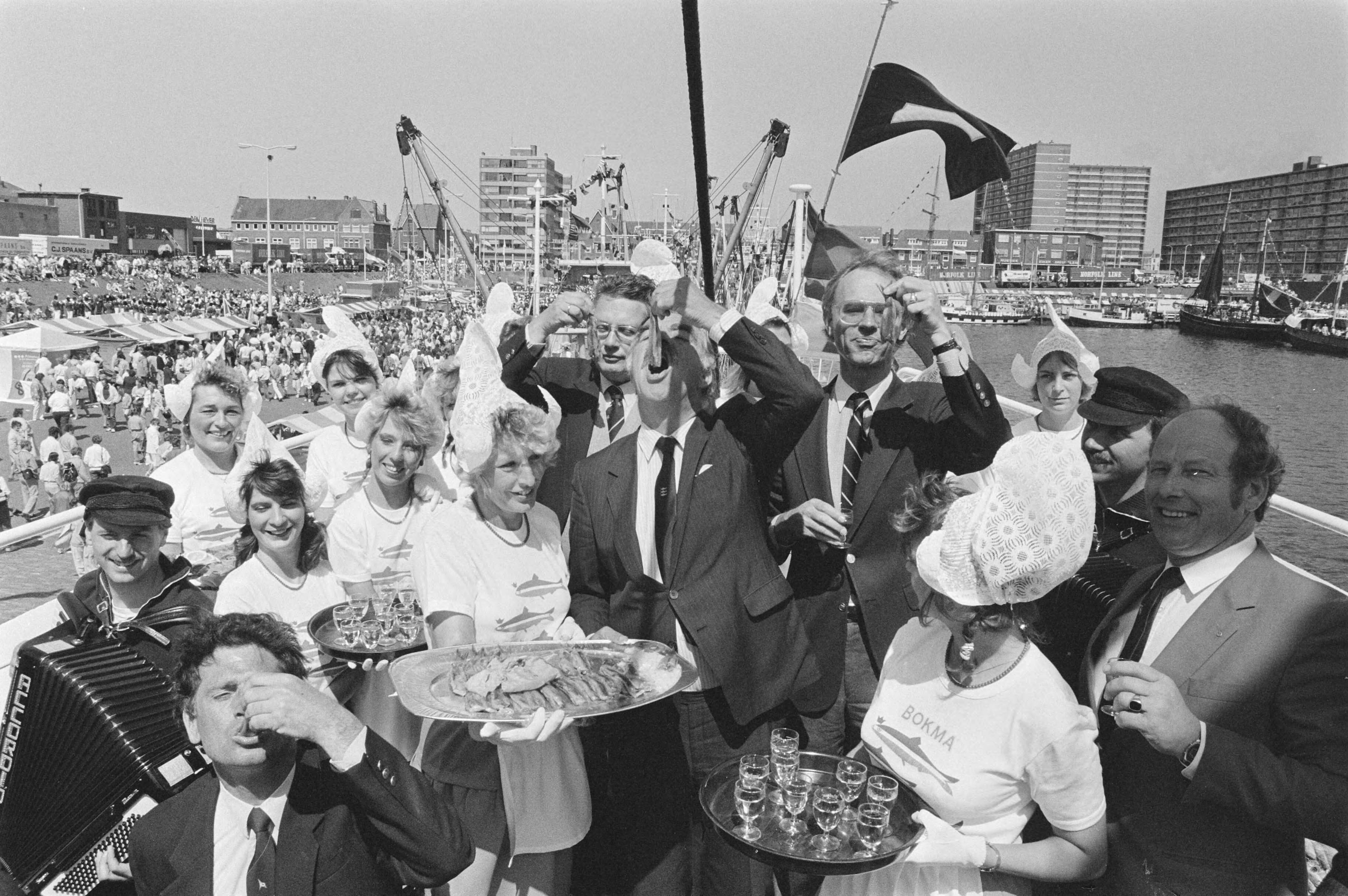 Fotocollectie Anefo — Traditionele Vlaggetjesdag in Scheveningen aan begin haringvangst; minister Ruding met haring — Foto: Croes, Rob C. / Anefo. Licentie: Set B: Rechtenvrij / Publiek Domein. Bron: Nationaal Archief. http://hdl.handle.net/10648/ad539b42-d0b4-102d-bcf8-003048976d84