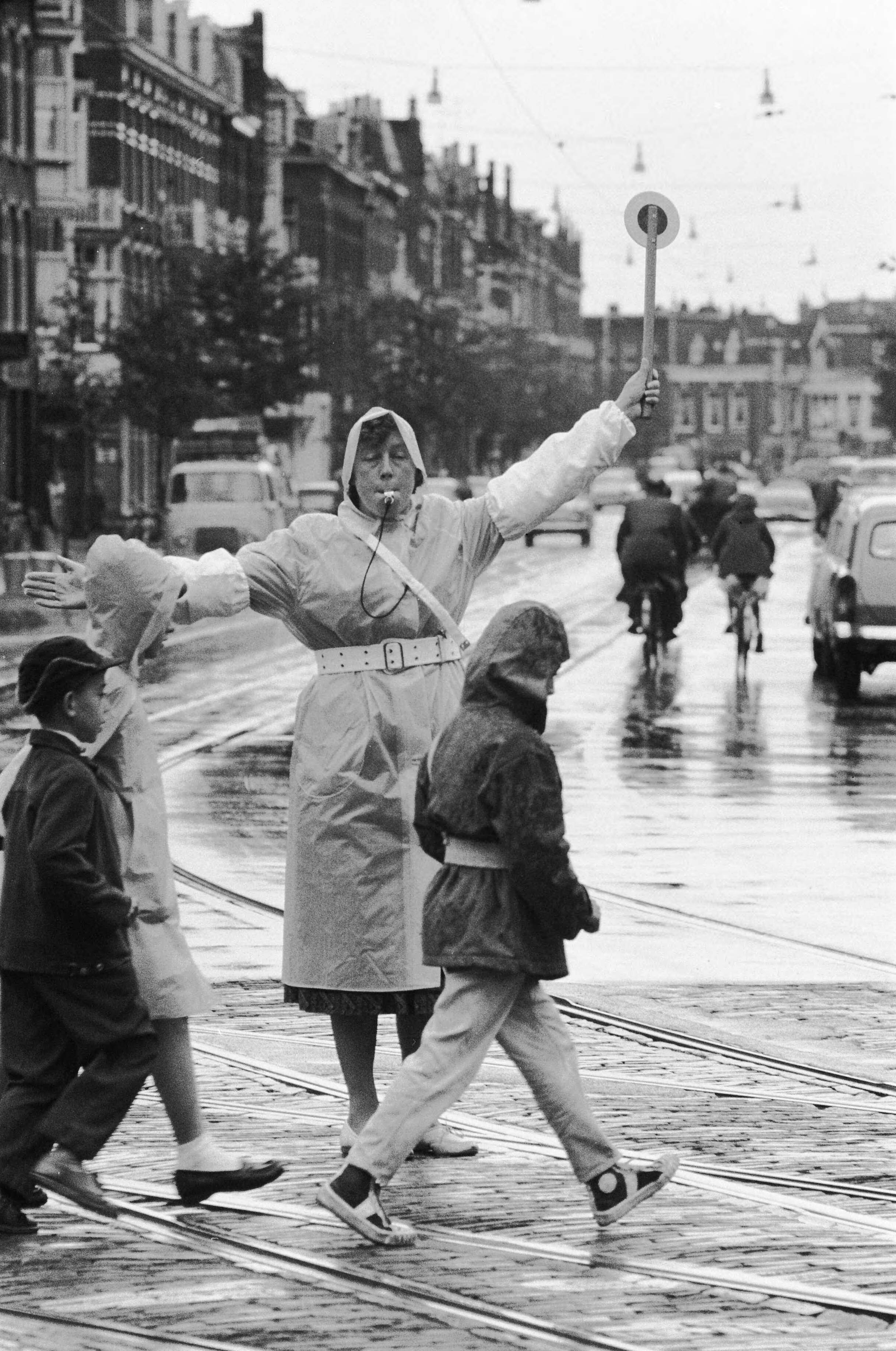 Fotocollectie Anefo — Volwassen "Klaar-over" op het Paul Krugerplein te Den Haag. De 37-jarige mevr. A. Sevensma op haar post — Foto: Pot, Harry / Anefo. Licentie: Set B: Rechtenvrij / Publiek Domein. Bron: Nationaal Archief. http://hdl.handle.net/10648/a9b6a092-d0b4-102d-bcf8-003048976d84