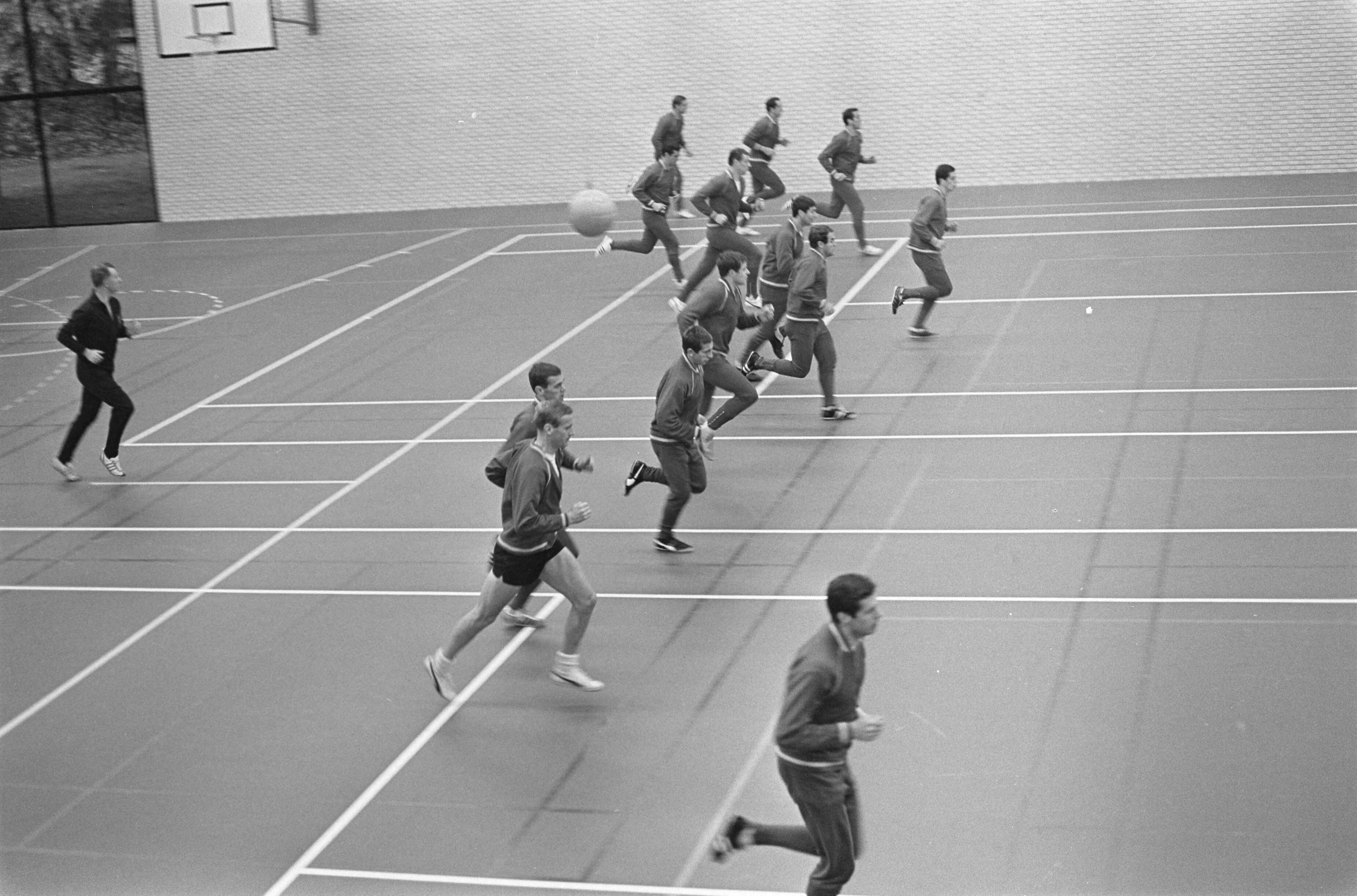 Nederlands elftal traint te Zeist — Spelersgroep traint onder leiding van bondscoach Georg Kessler — Foto: Nijs, Jac. de / Anefo. Licentie: Set B: Rechtenvrij / Publiek Domein. Bron: Nationaal Archief. http://hdl.handle.net/10648/ab055632-d0b4-102d-bcf8-003048976d84