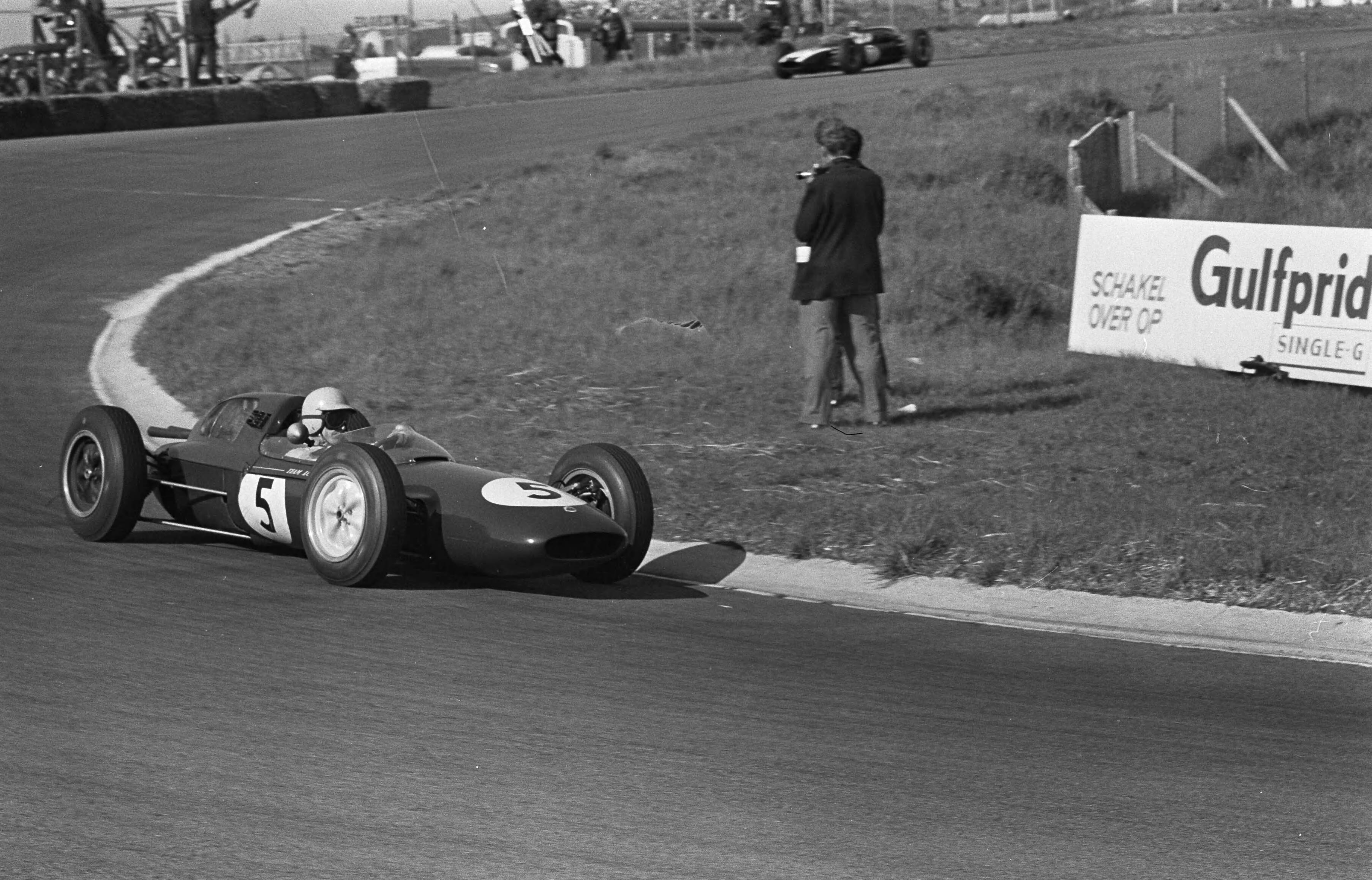 Grand Prix Zandvoort 1962 — Grand Prix van Zandvoort. Trevor Taylor (5, Lotus-Climax) — Foto: Bilsen, Joop van / Anefo. Licentie: Set B: Rechtenvrij / Publiek Domein. Bron: Nationaal Archief. http://hdl.handle.net/10648/aa0964a8-d0b4-102d-bcf8-003048976d84