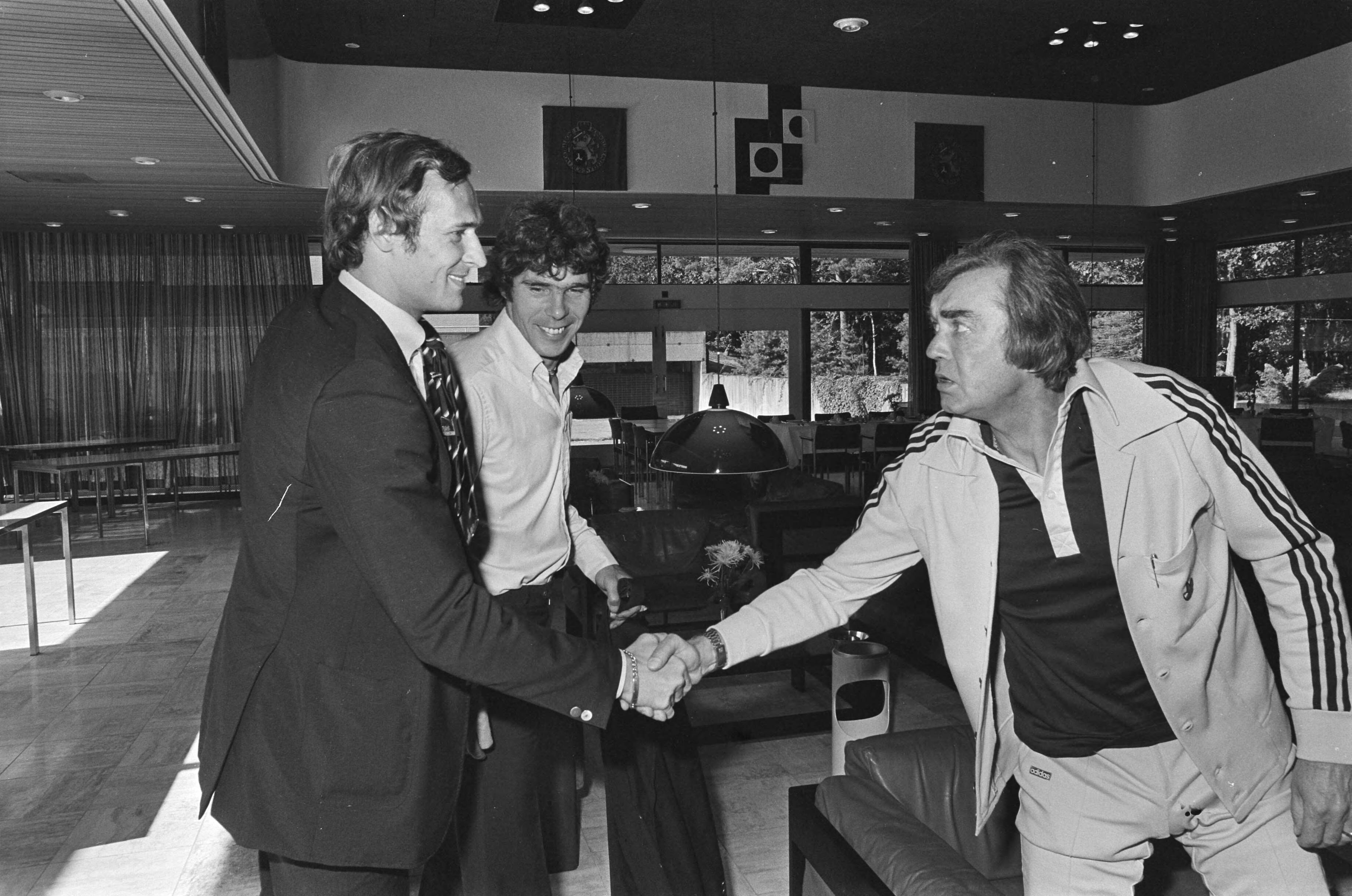 Fotocollectie Anefo — Selectie Nederlandse elftal in Zeist; v.l.n.r. Jan van Beveren, Willem van Hanegem en bondscoach Ernst Happel — Foto: Peters, Hans / Anefo. Licentie: Set B: Rechtenvrij / Publiek Domein. Bron: Nationaal Archief. http://hdl.handle.net/10648/aca1d3da-d0b4-102d-bcf8-003048976d84